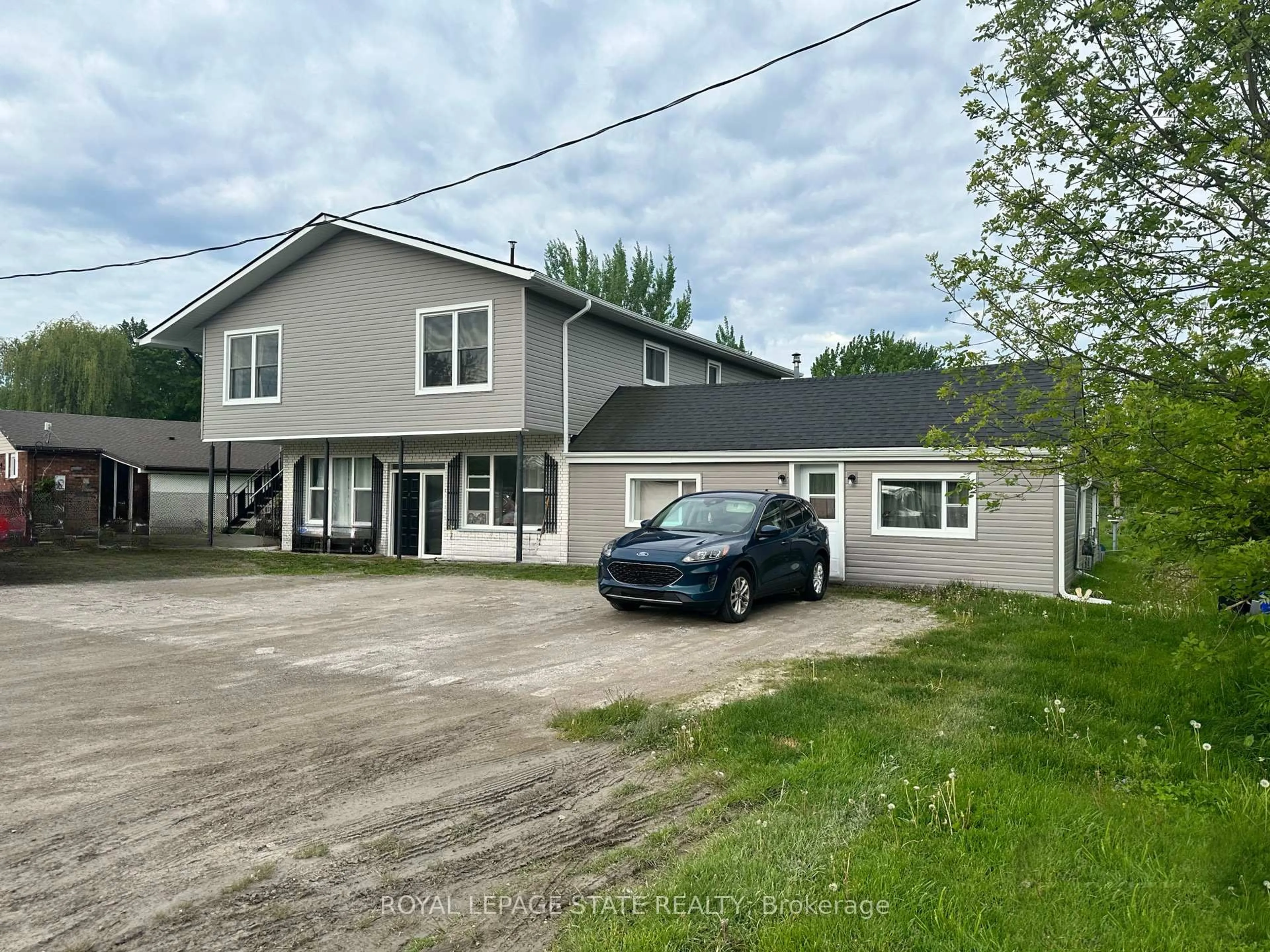 A pic from outside/outdoor area/front of a property/back of a property/a pic from drone, street for 1572 North Shore Dr, Haldimand Ontario N0A 1K0