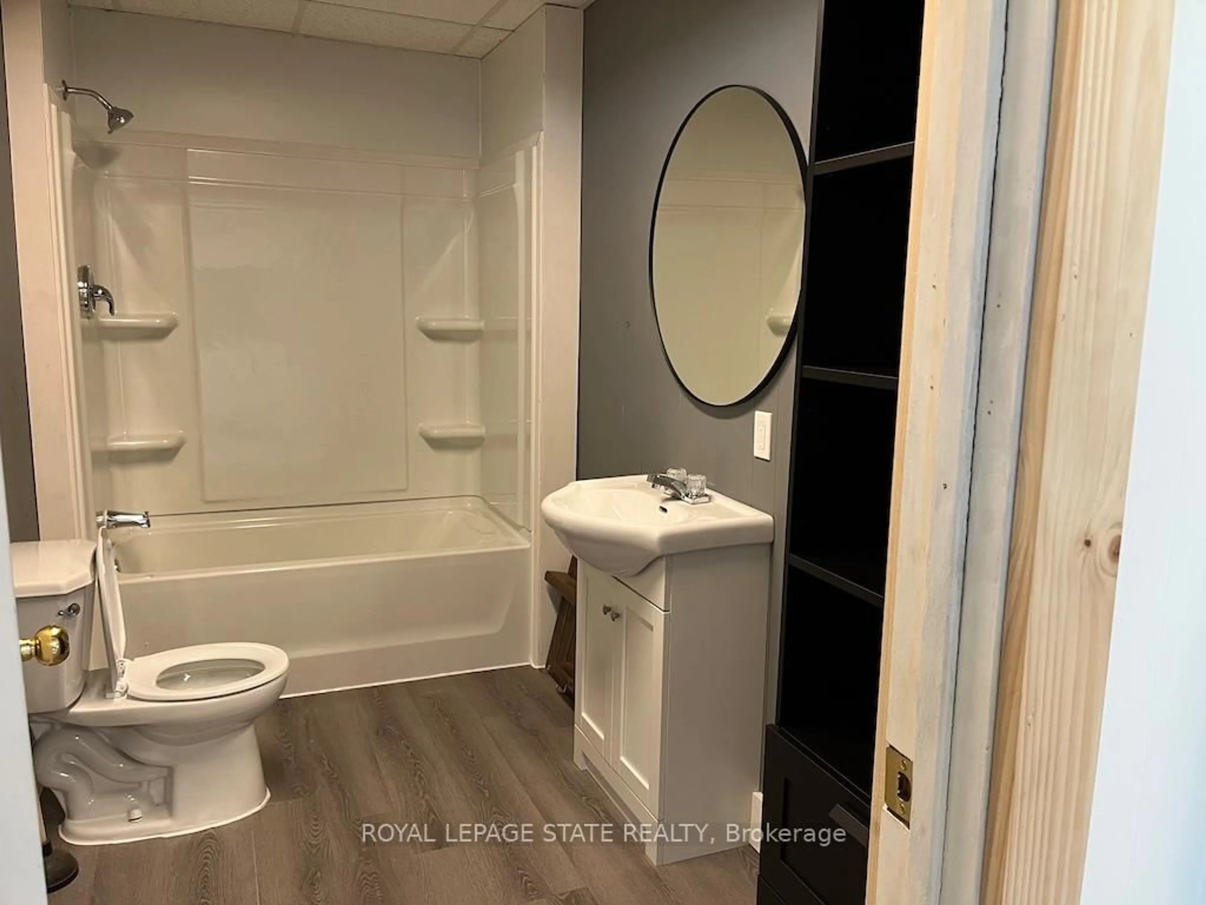 Standard bathroom, ceramic/tile floor for 1572 North Shore Dr, Haldimand Ontario N0A 1K0