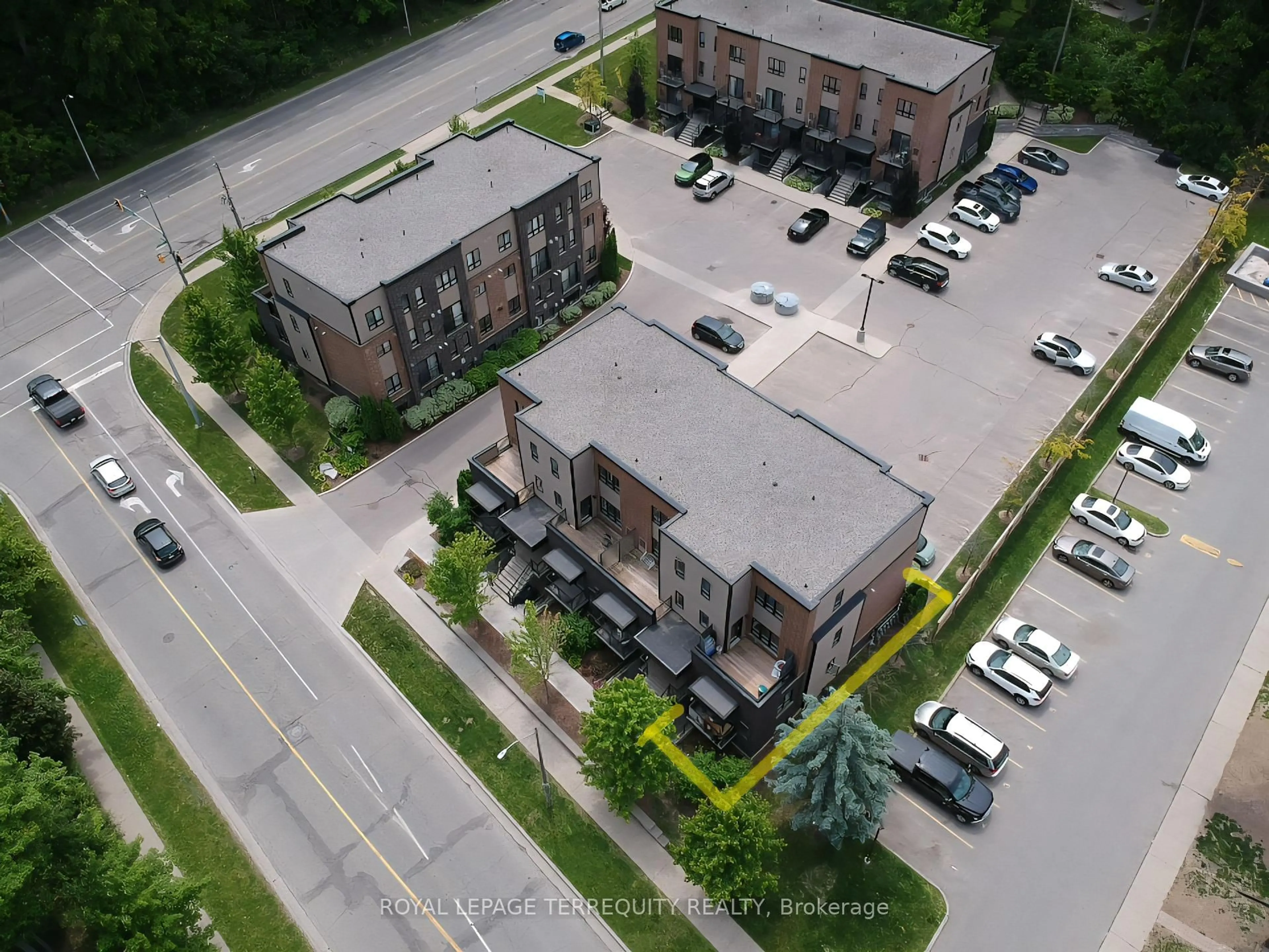 A pic from outside/outdoor area/front of a property/back of a property/a pic from drone, unknown for 190 Century Hill Dr #A-11, Kitchener Ontario N2E 0G9