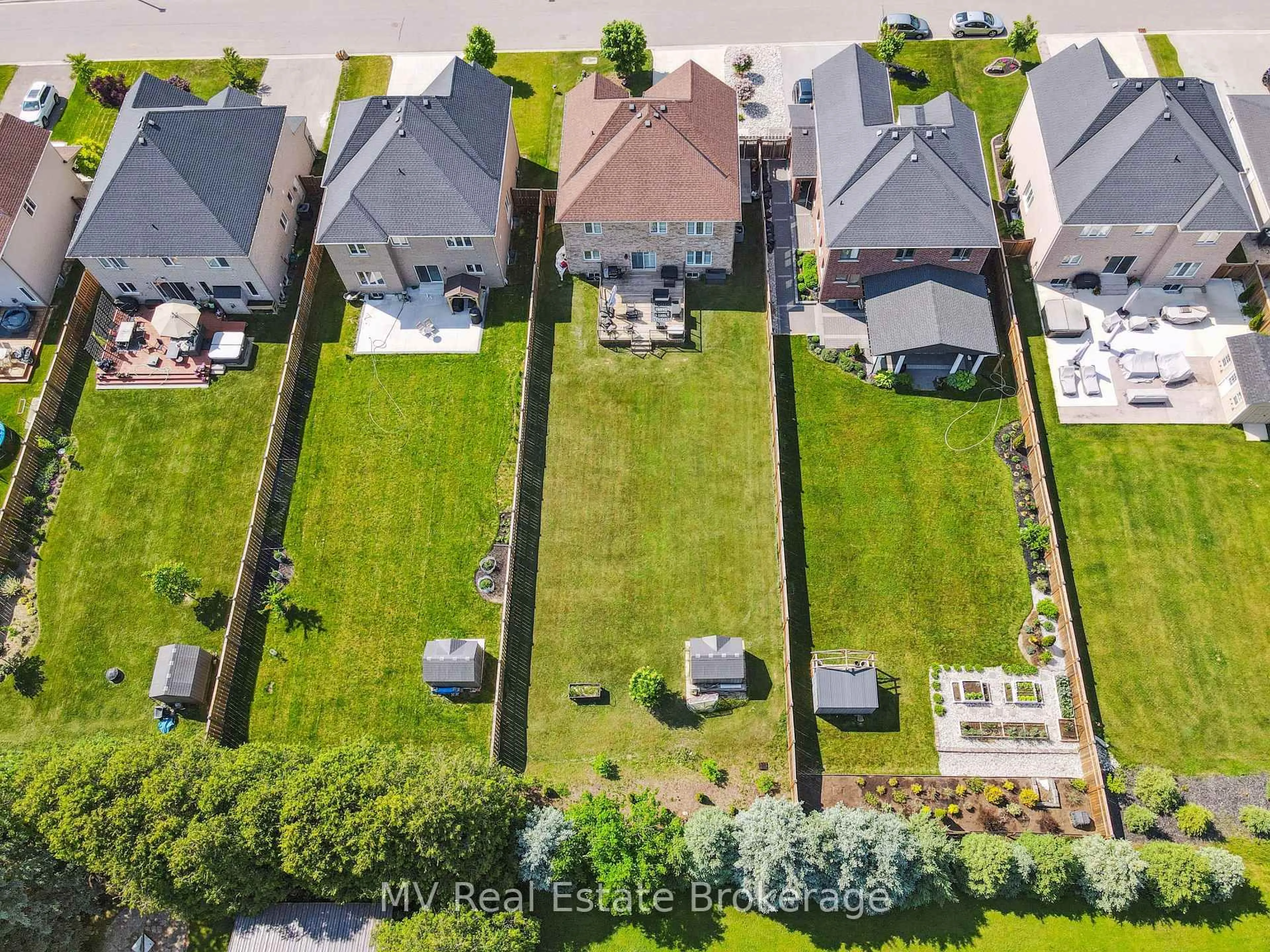A pic from outside/outdoor area/front of a property/back of a property/a pic from drone, street for 118 Ryan St, Centre Wellington Ontario N1M 0E4