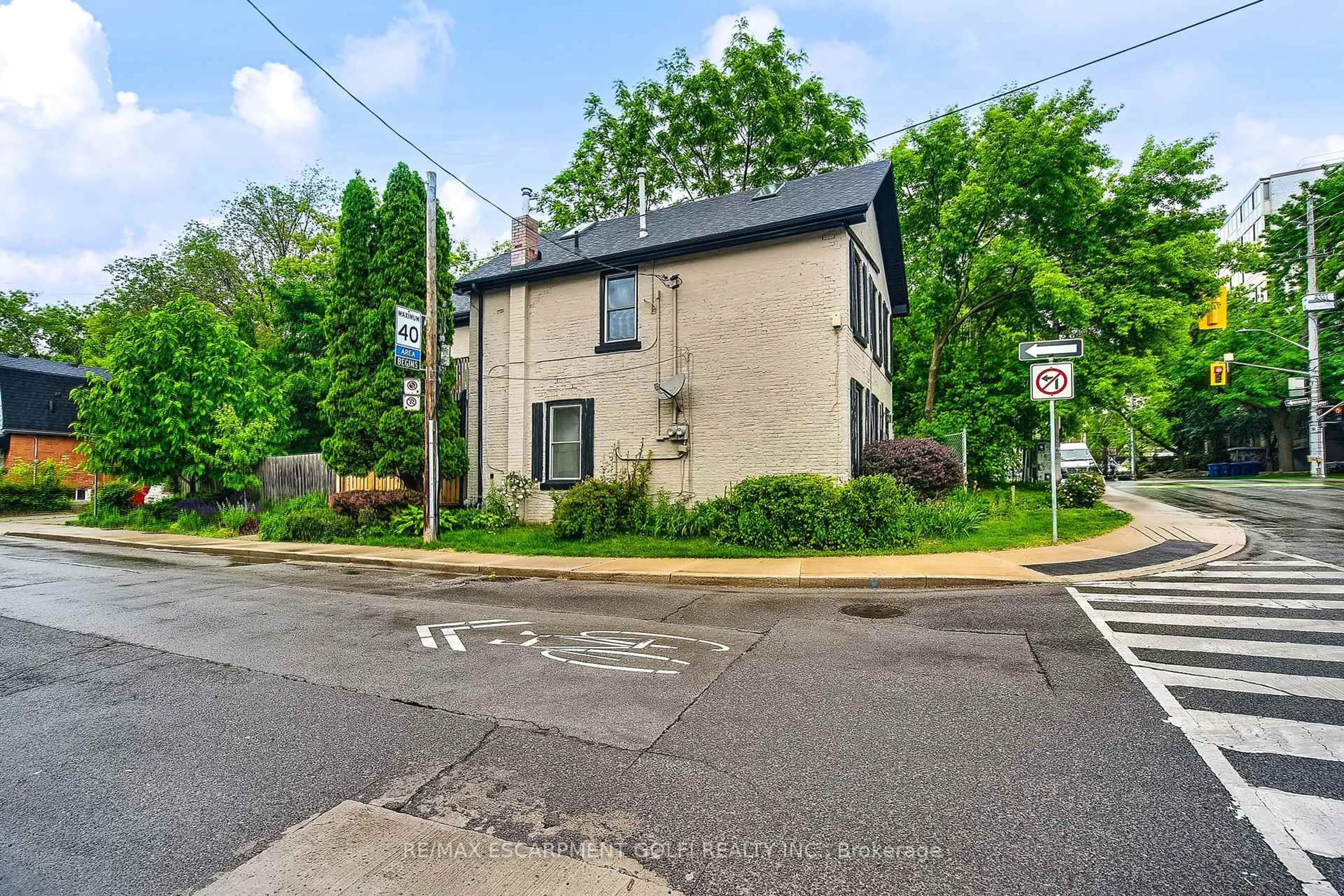 A pic from outside/outdoor area/front of a property/back of a property/a pic from drone, street for 118 Queen St, Hamilton Ontario L8P 3S1