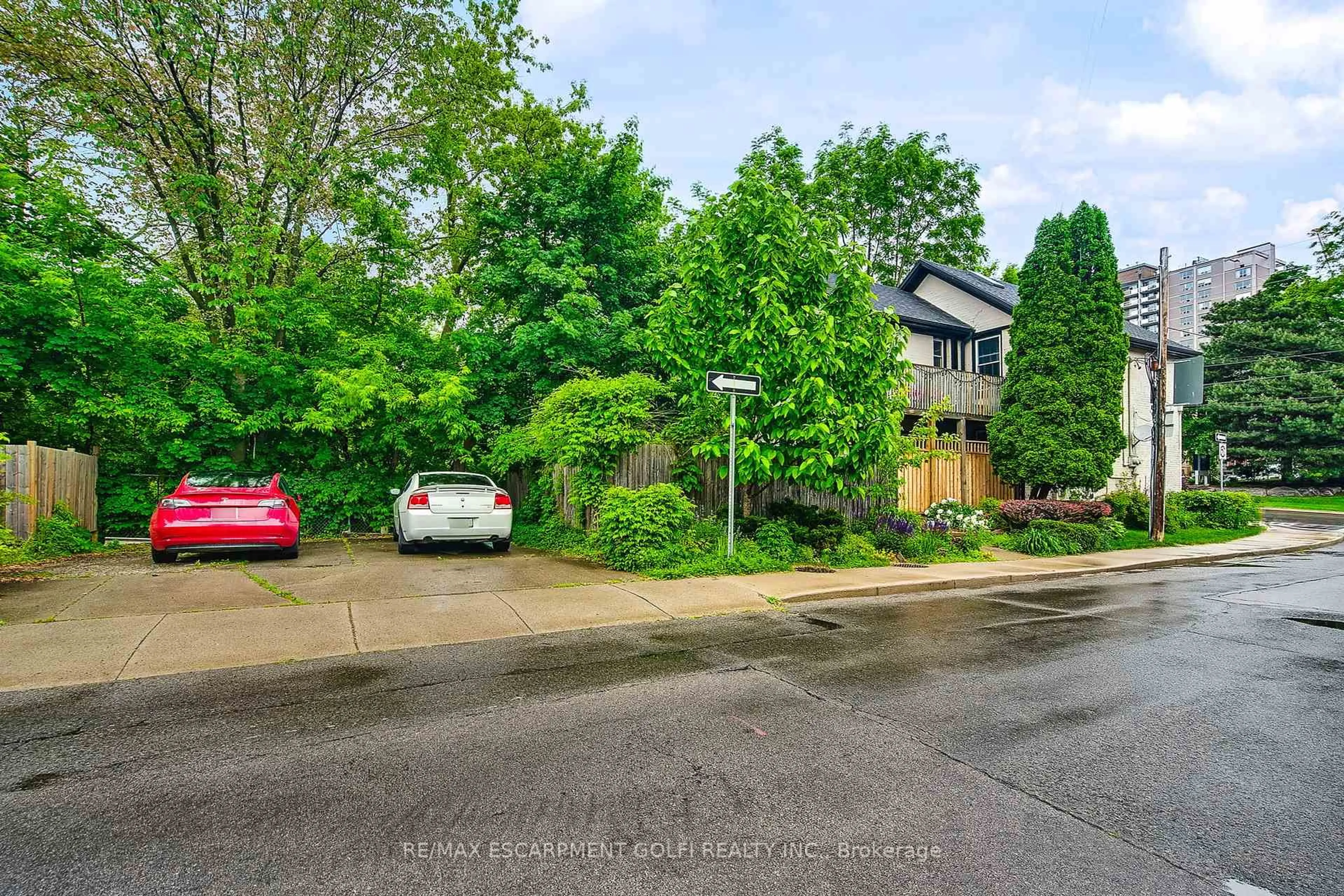 A pic from outside/outdoor area/front of a property/back of a property/a pic from drone, street for 118 Queen St, Hamilton Ontario L8P 3S1