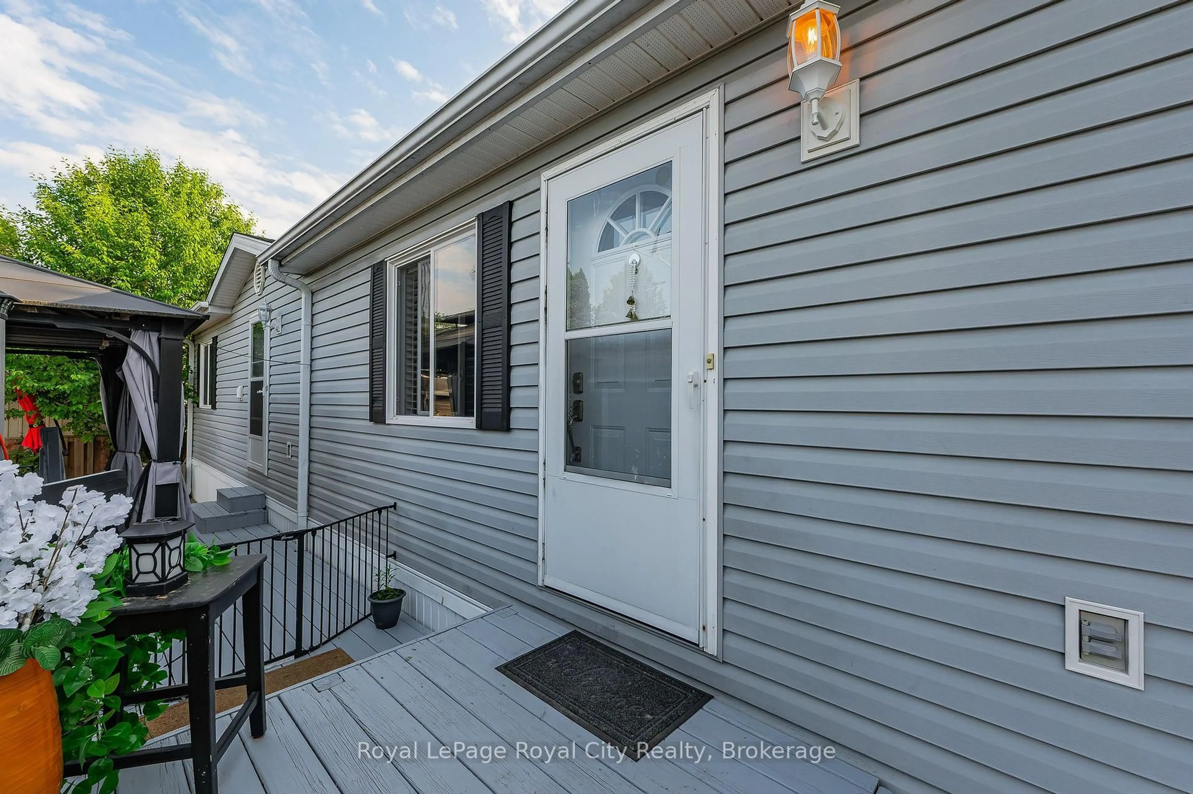 Home with vinyl exterior material, street for 6 WATER PVT St, Puslinch Ontario N1H 6H9