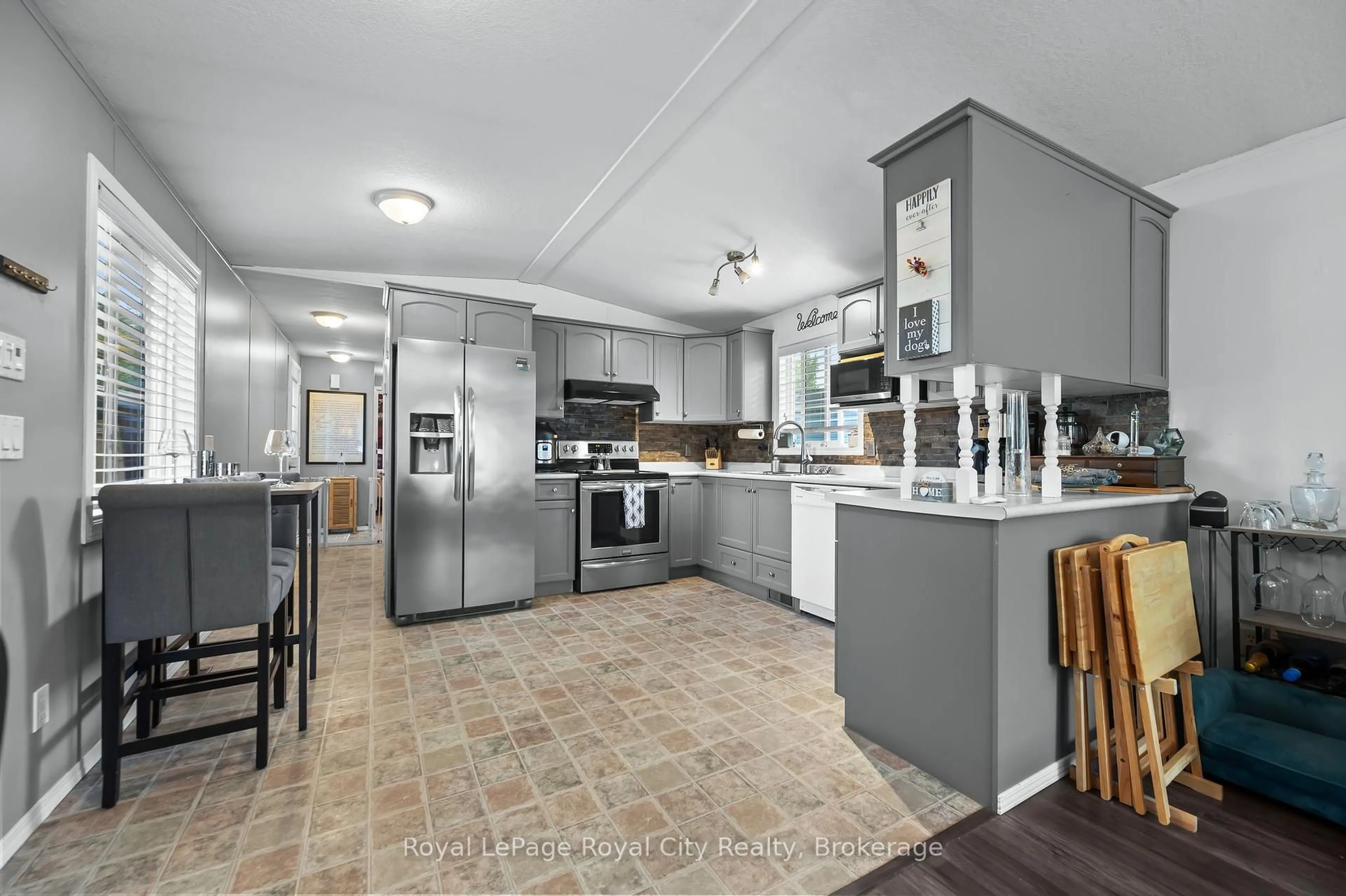 Open concept kitchen, ceramic/tile floor for 6 WATER PVT St, Puslinch Ontario N1H 6H9