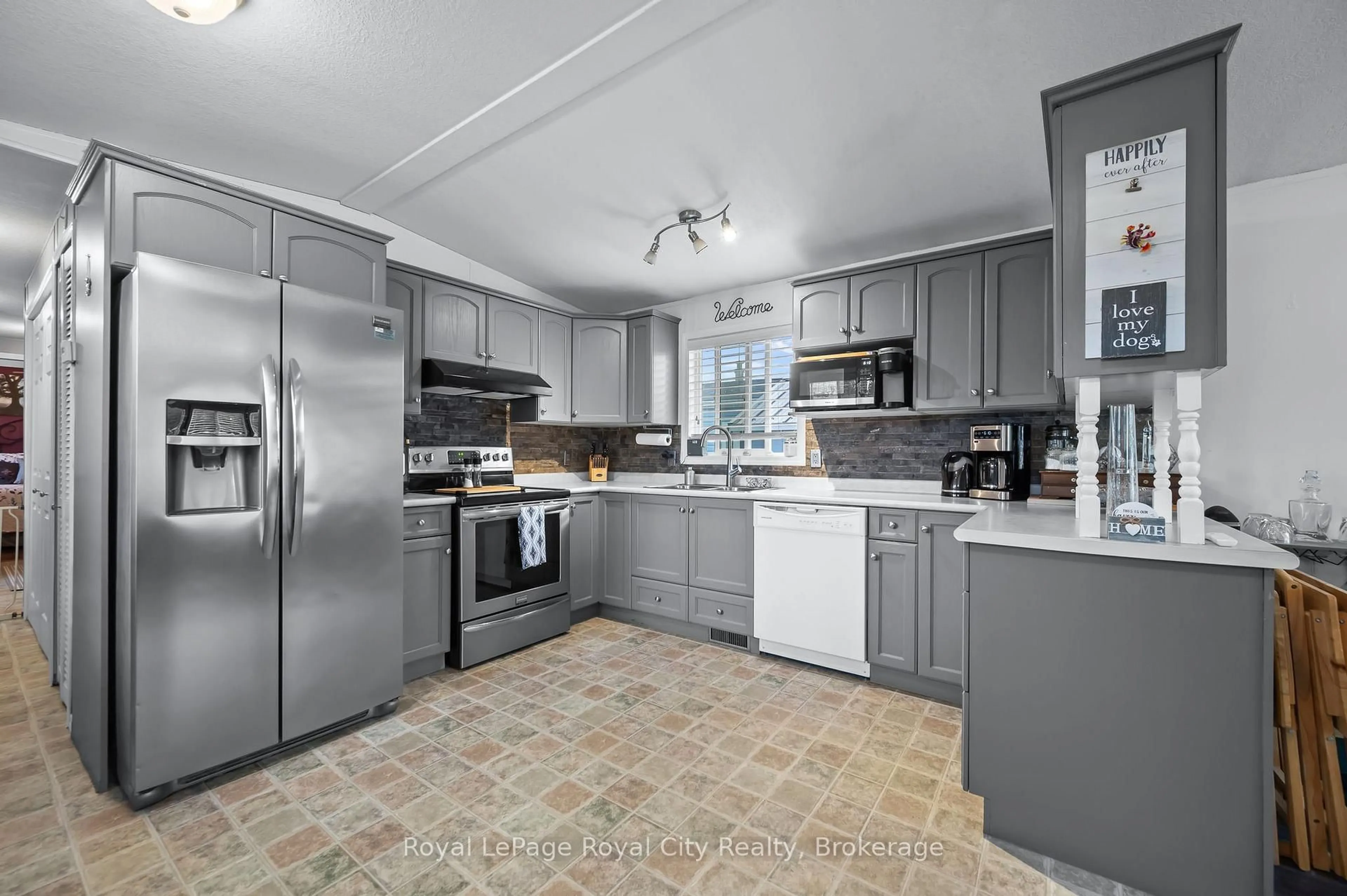 Standard kitchen, ceramic/tile floor for 6 WATER PVT St, Puslinch Ontario N1H 6H9