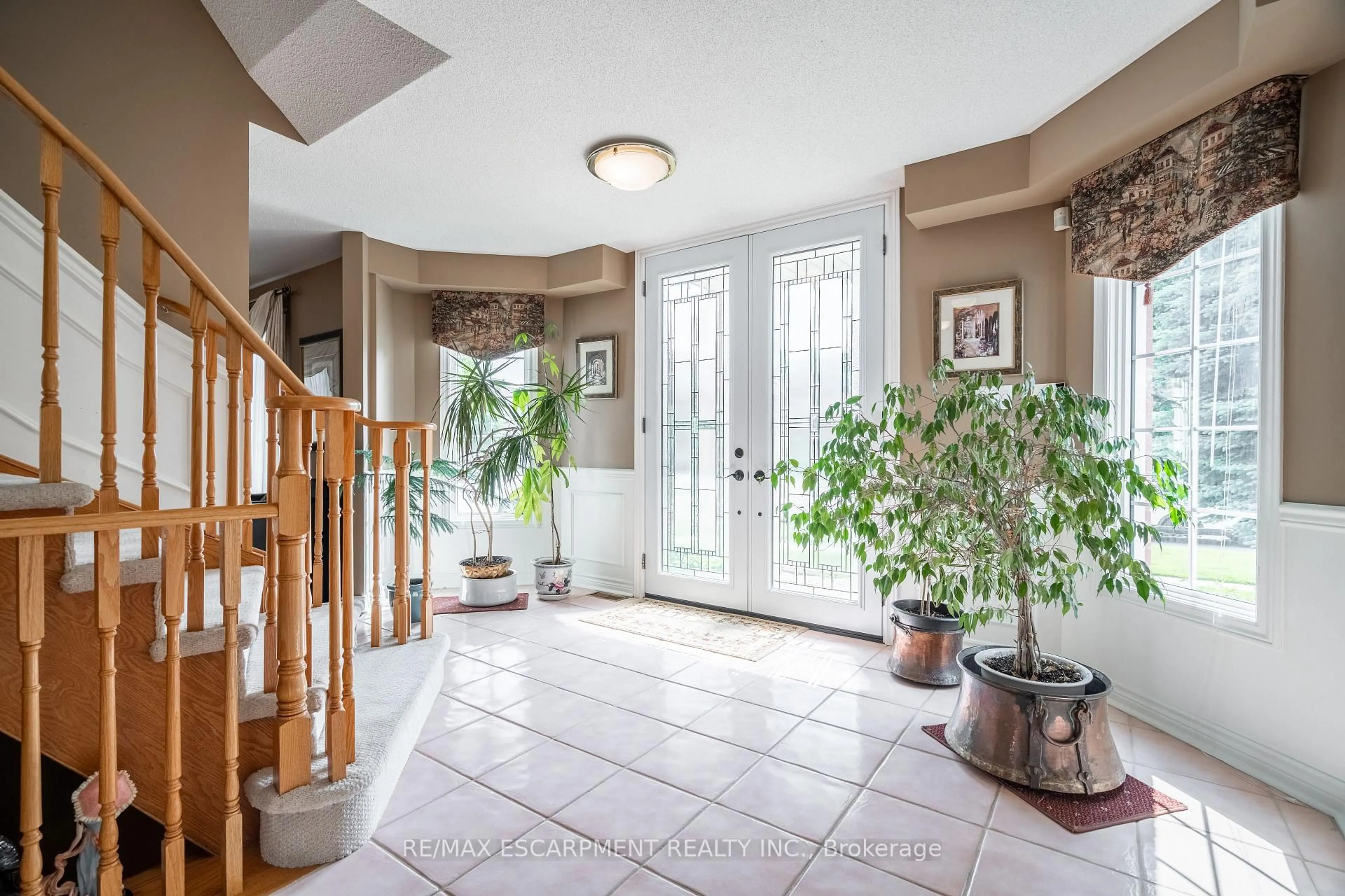 Indoor foyer for 89 Meadowlands Blvd, Hamilton Ontario L9K 1H8