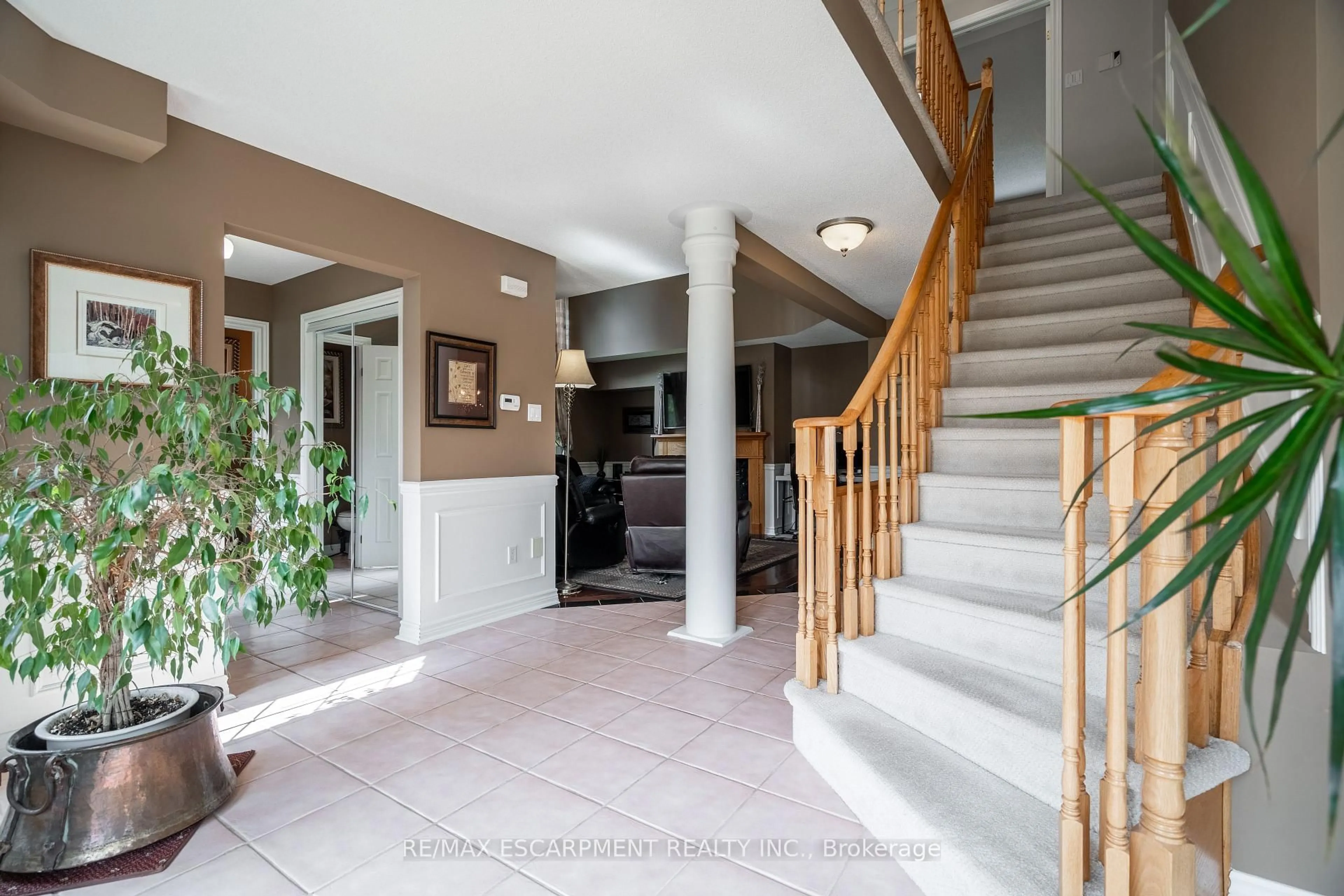 Indoor foyer for 89 Meadowlands Blvd, Hamilton Ontario L9K 1H8