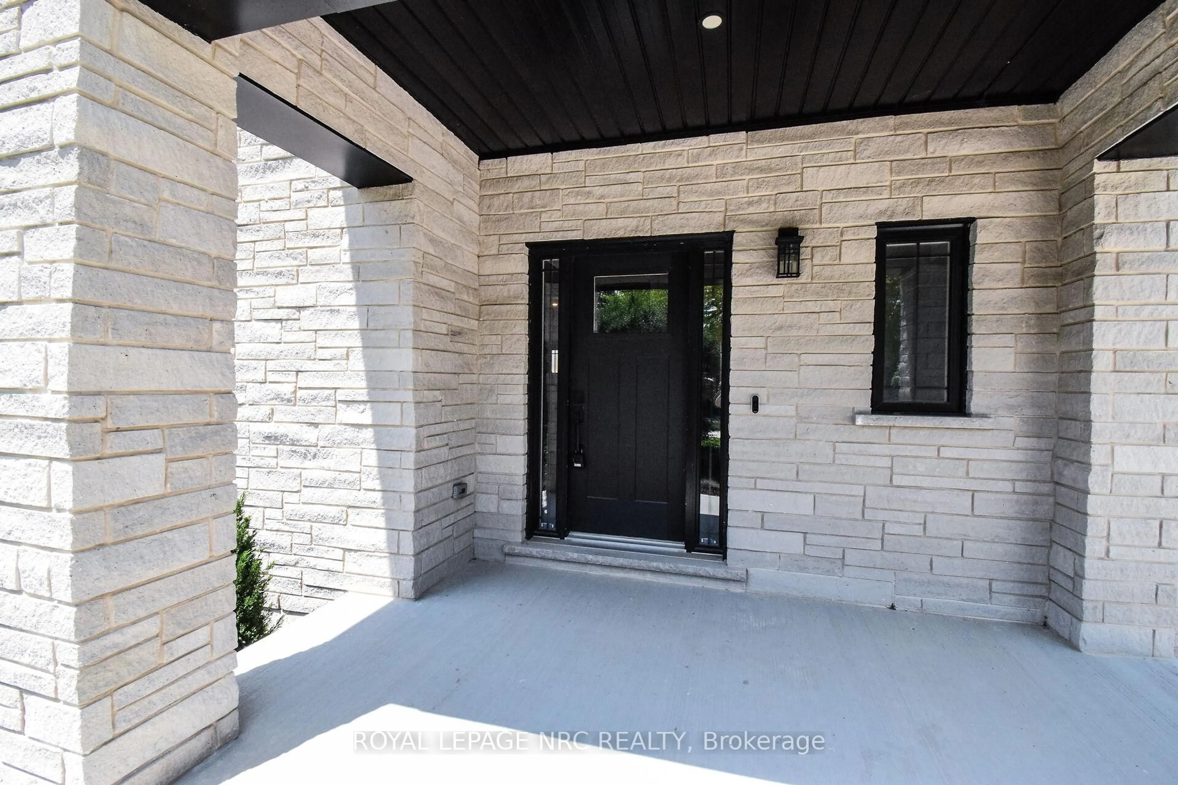 Indoor entryway for 10B Port Royal Cres, St. Catharines Ontario L2N 7K1