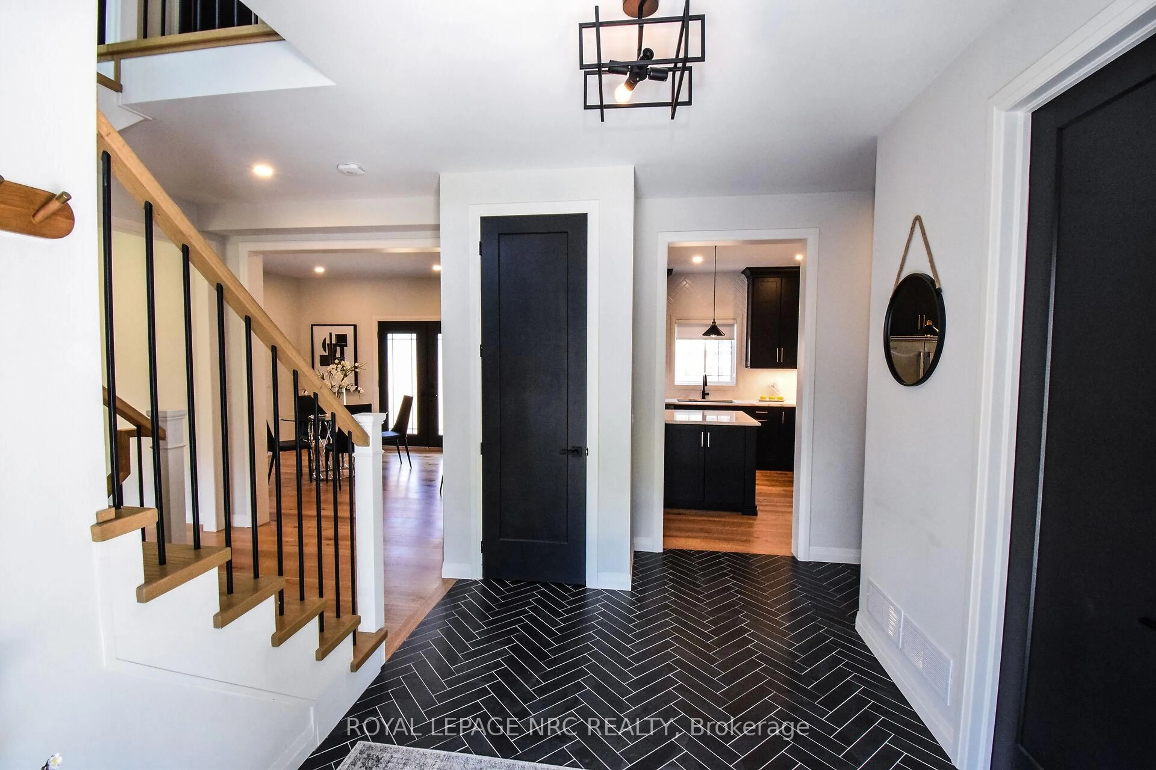 Indoor entryway for 10B Port Royal Cres, St. Catharines Ontario L2N 7K1