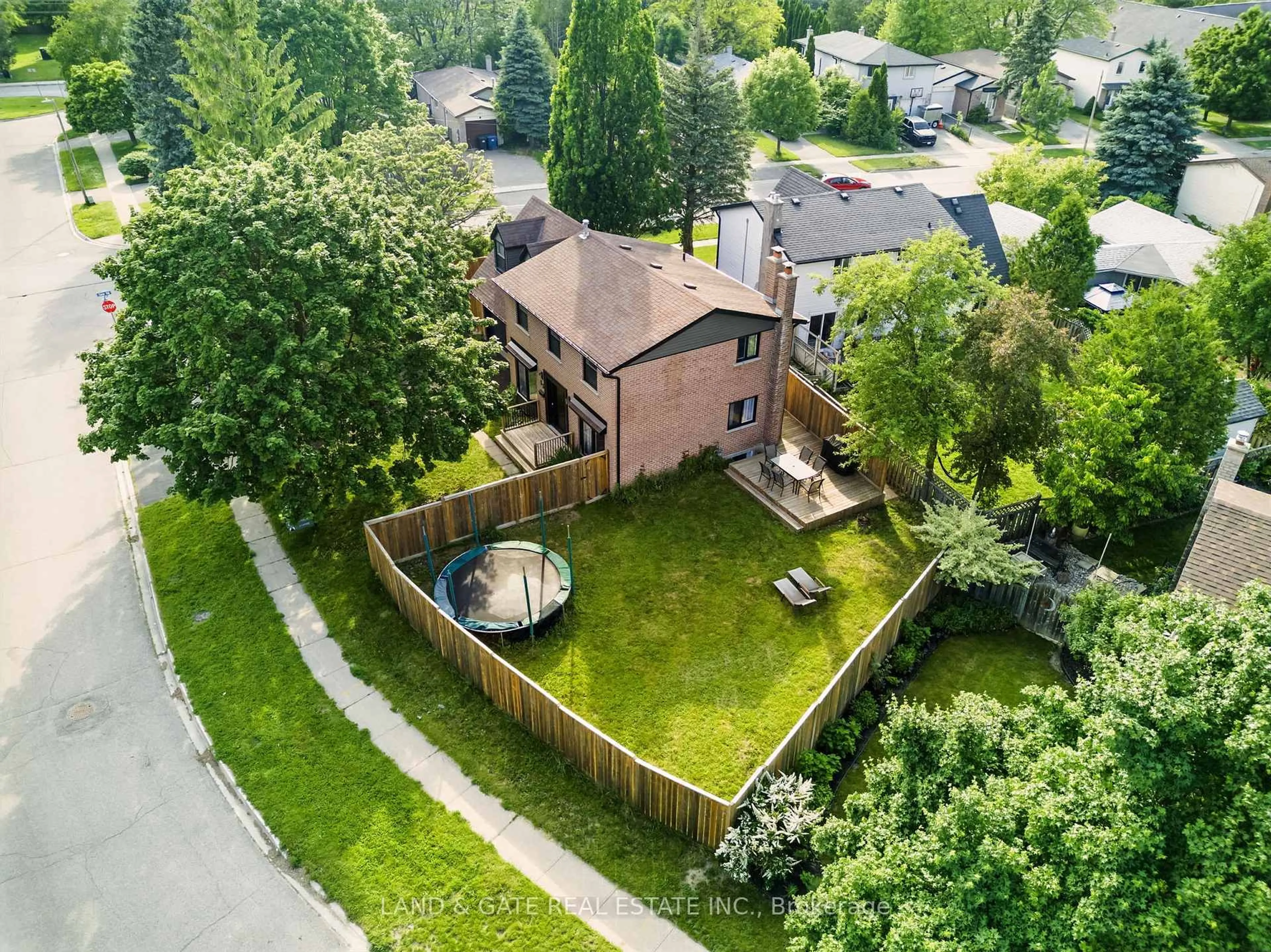 A pic from outside/outdoor area/front of a property/back of a property/a pic from drone, street for 35 Aspen Valley Cres, Guelph Ontario N1G 3Z9
