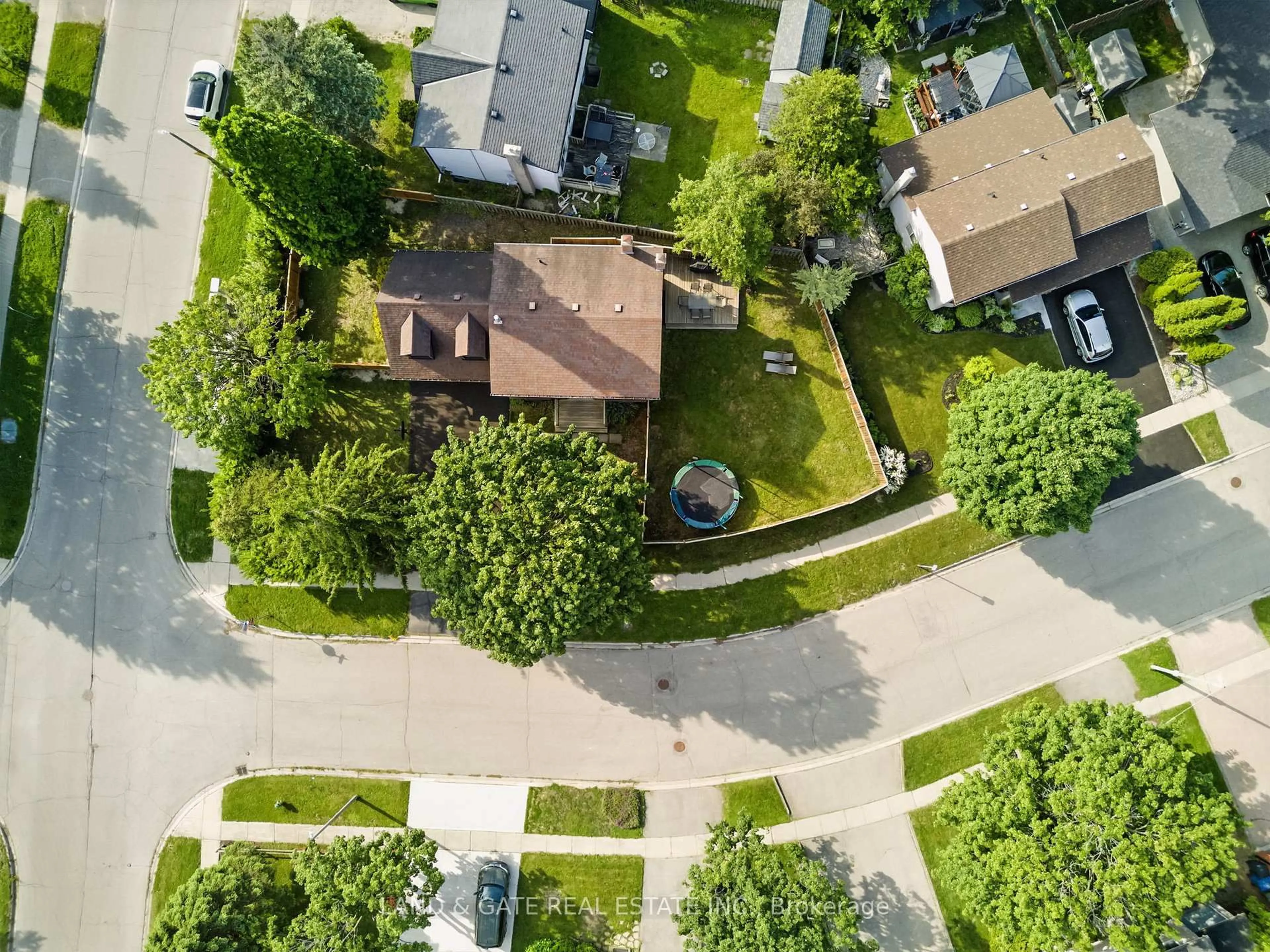 A pic from outside/outdoor area/front of a property/back of a property/a pic from drone, street for 35 Aspen Valley Cres, Guelph Ontario N1G 3Z9