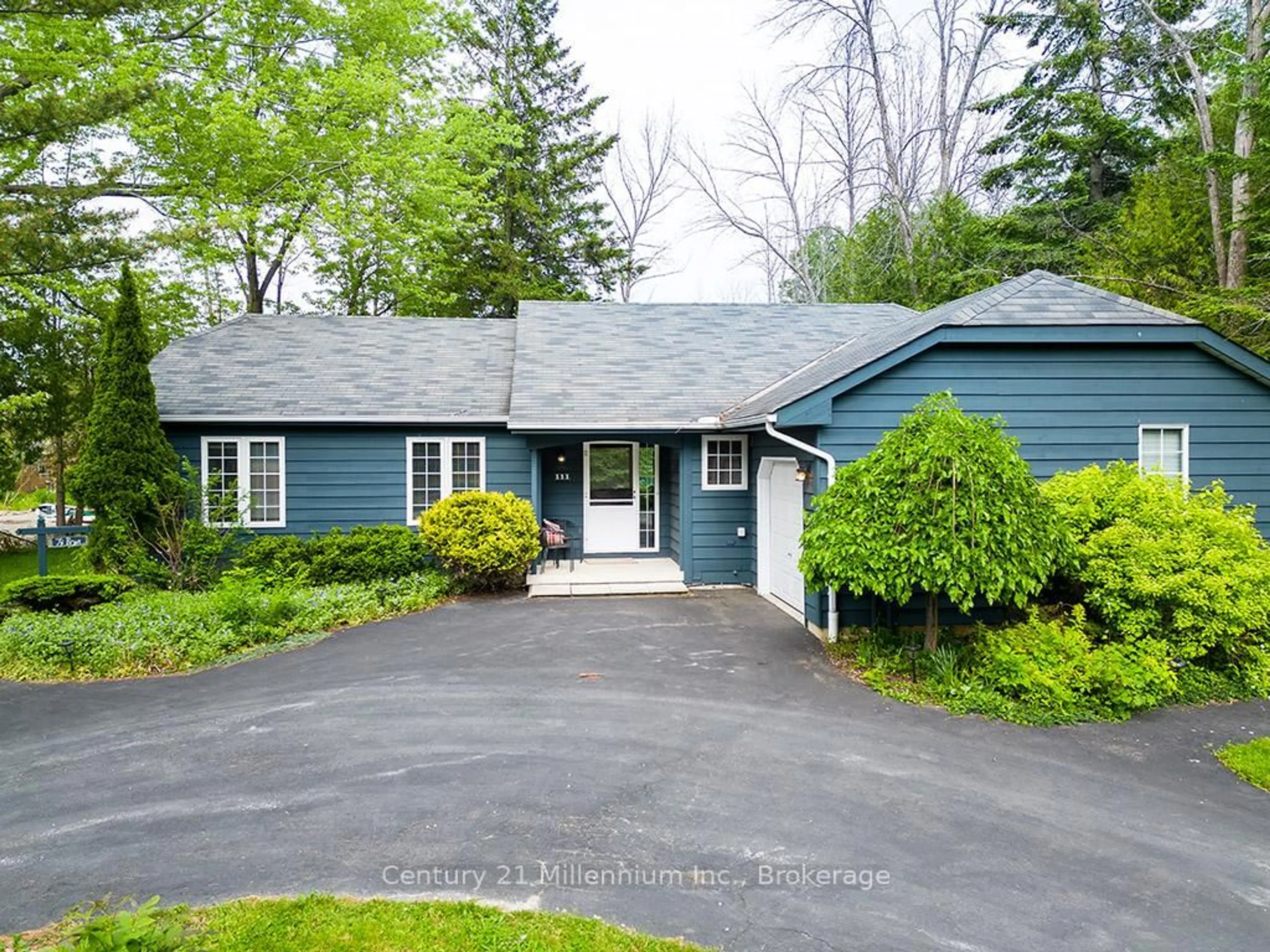 Home with vinyl exterior material, street for 111 Patricia Dr, Blue Mountains Ontario L9Y 0P1