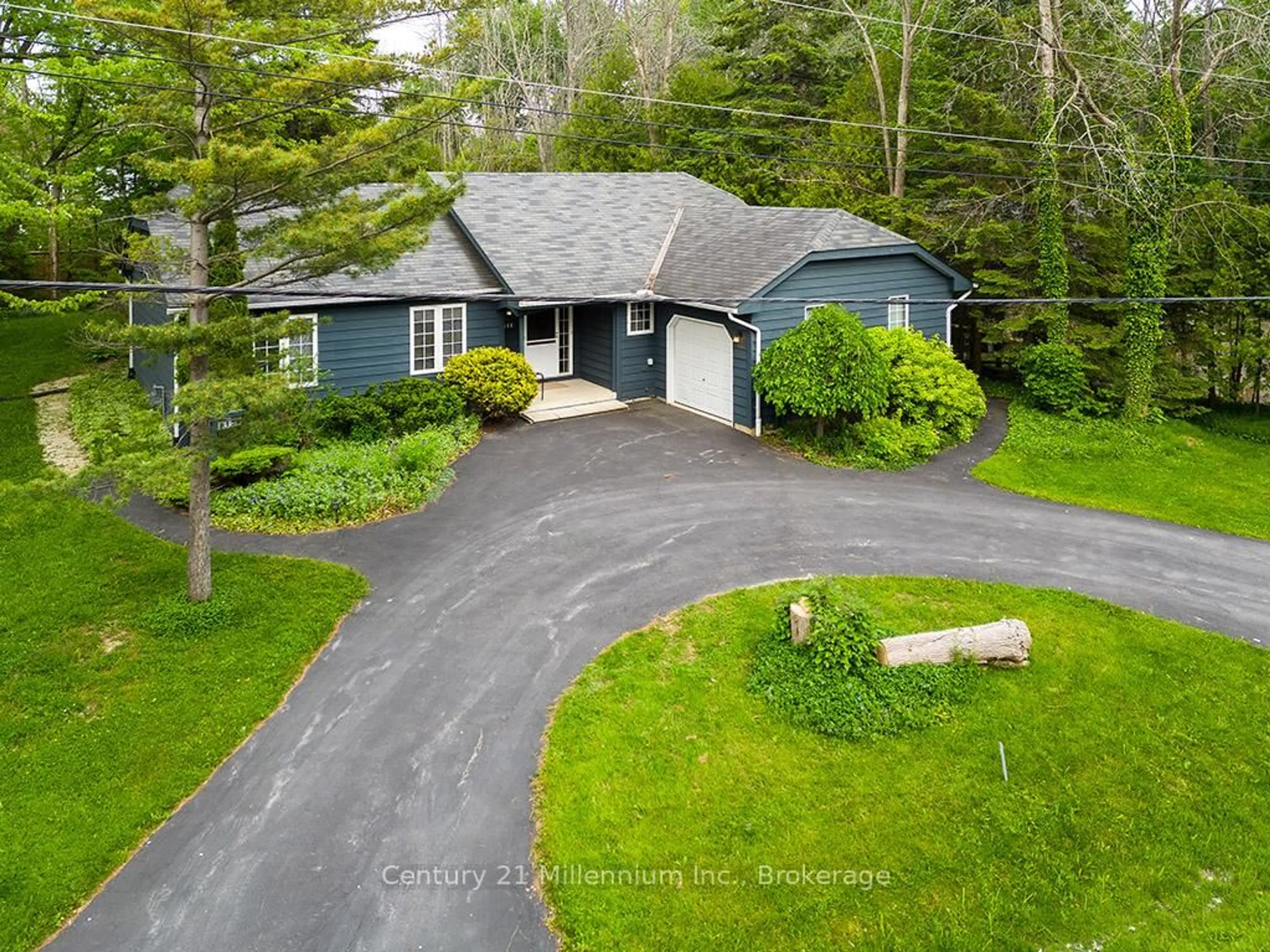 A pic from outside/outdoor area/front of a property/back of a property/a pic from drone, street for 111 Patricia Dr, Blue Mountains Ontario L9Y 0P1