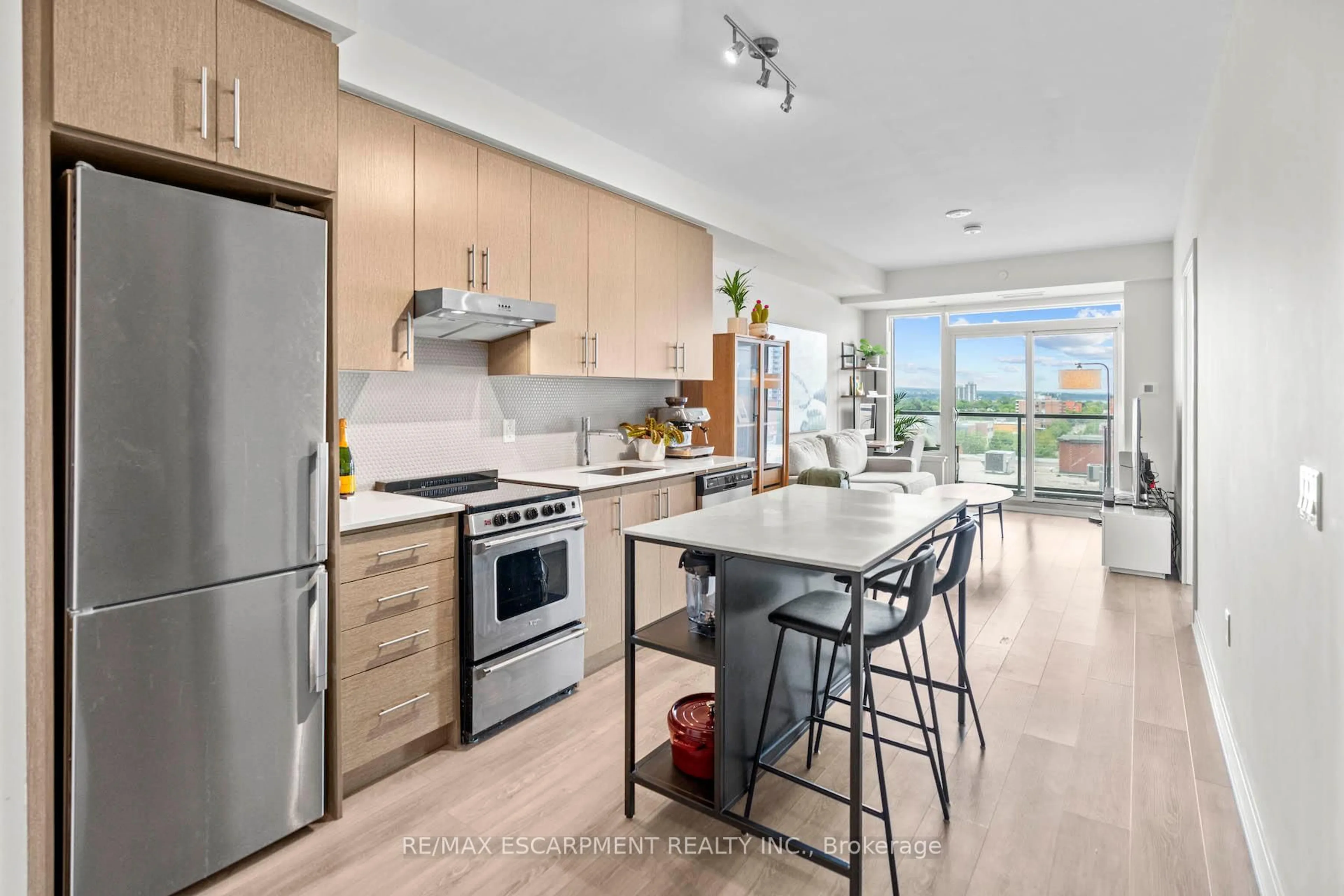 Open concept kitchen, wood/laminate floor for 212 King William St #818, Hamilton Ontario L8N 1B5