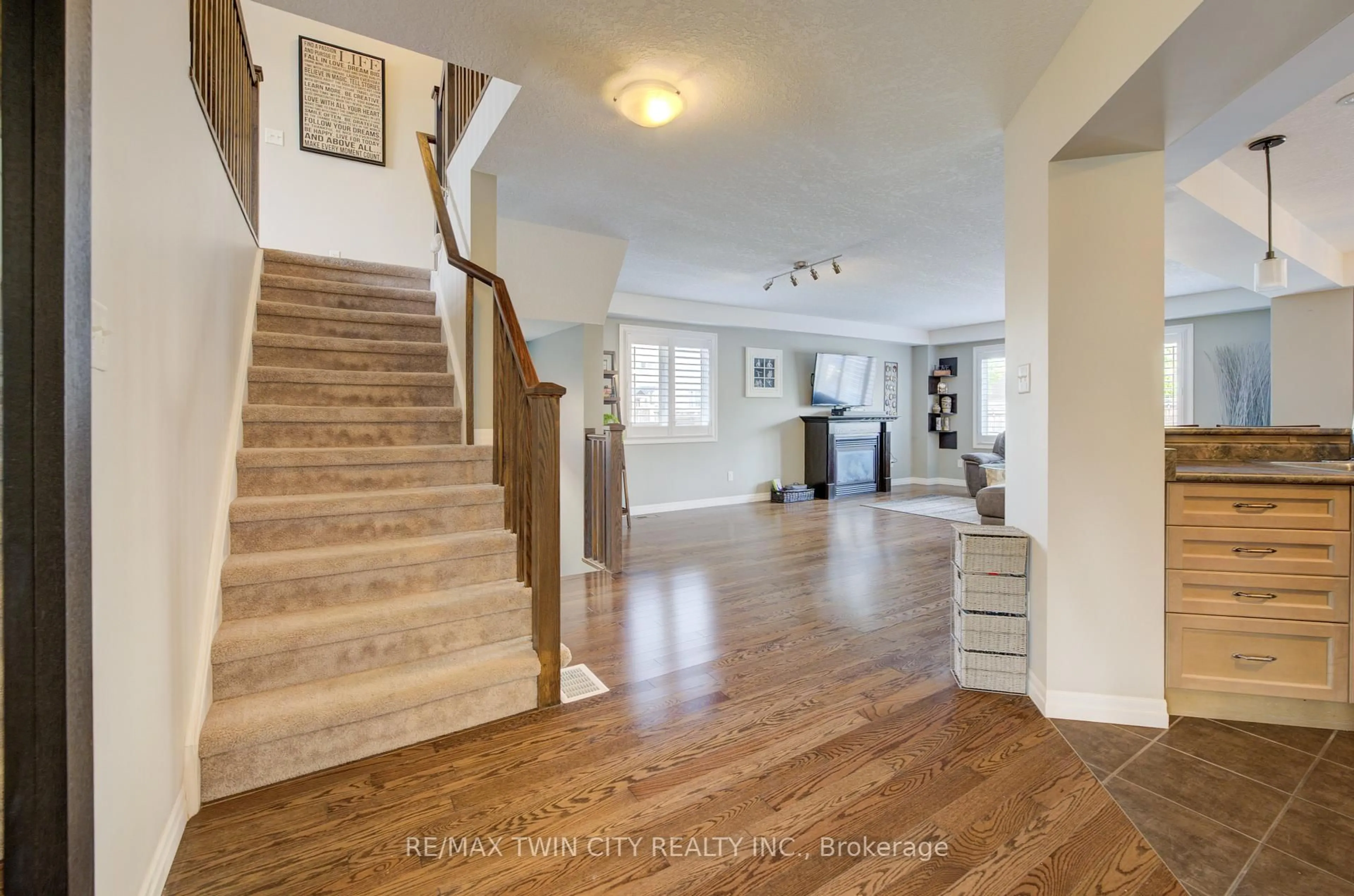 Indoor entryway for 354 Salisbury Ave, Cambridge Ontario N1S 0A2