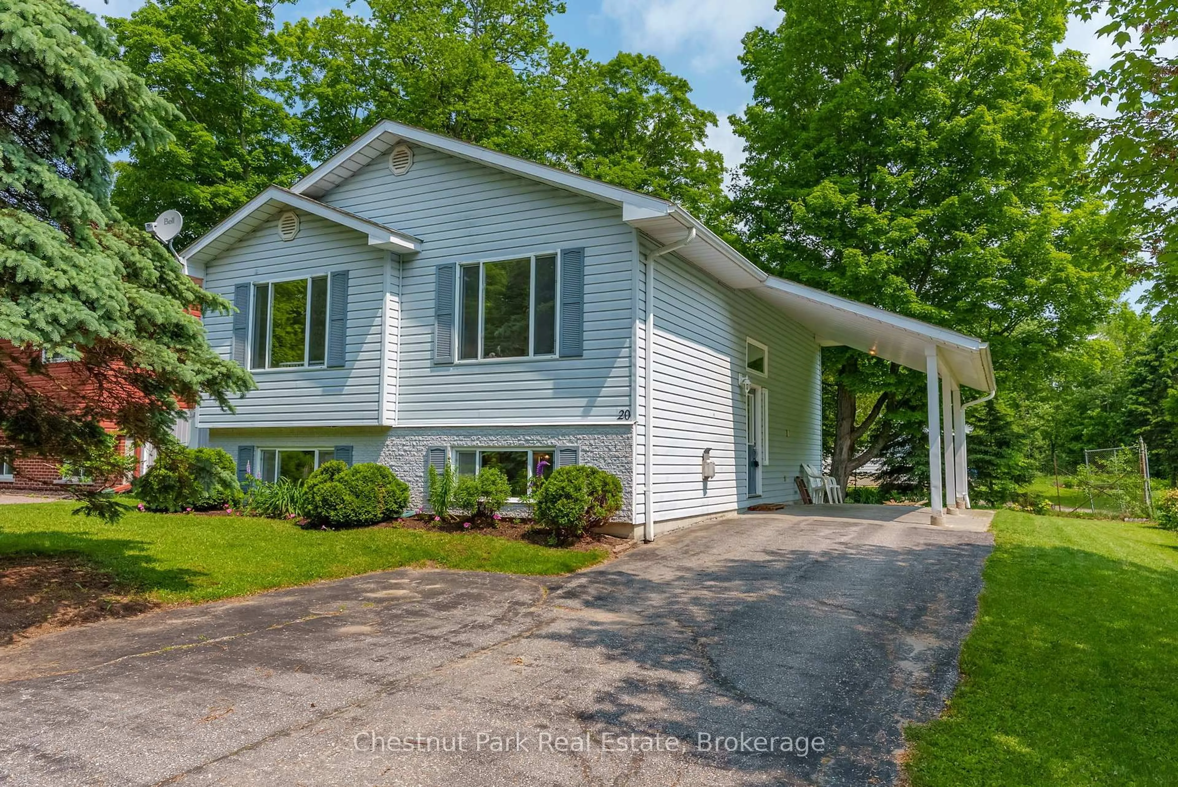 Home with vinyl exterior material, street for 20 Hilltop Dr, Huntsville Ontario P1H 1C5