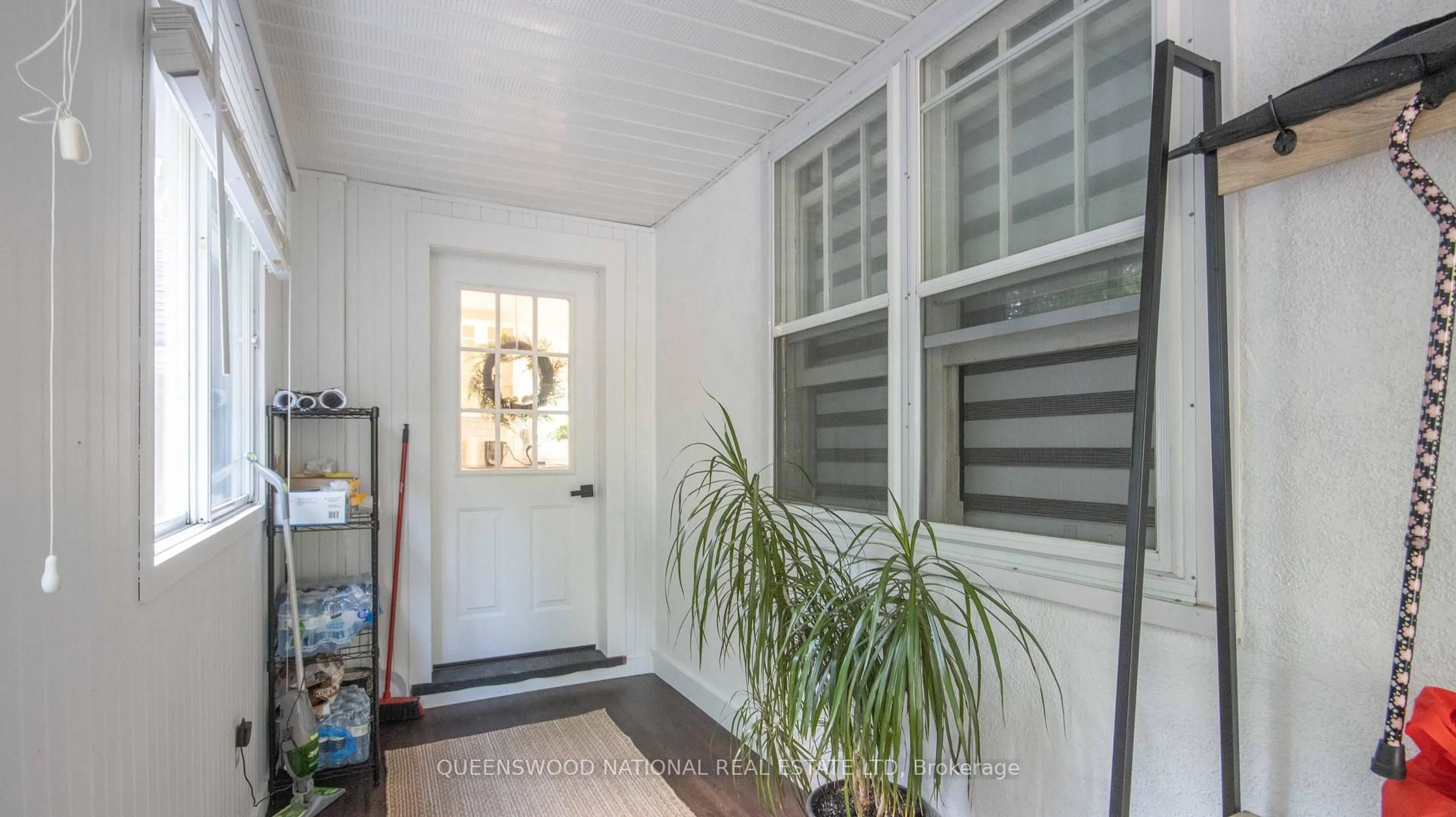 Indoor entryway for 96 Stafford St, Barry's Bay Ontario K0J 1B0