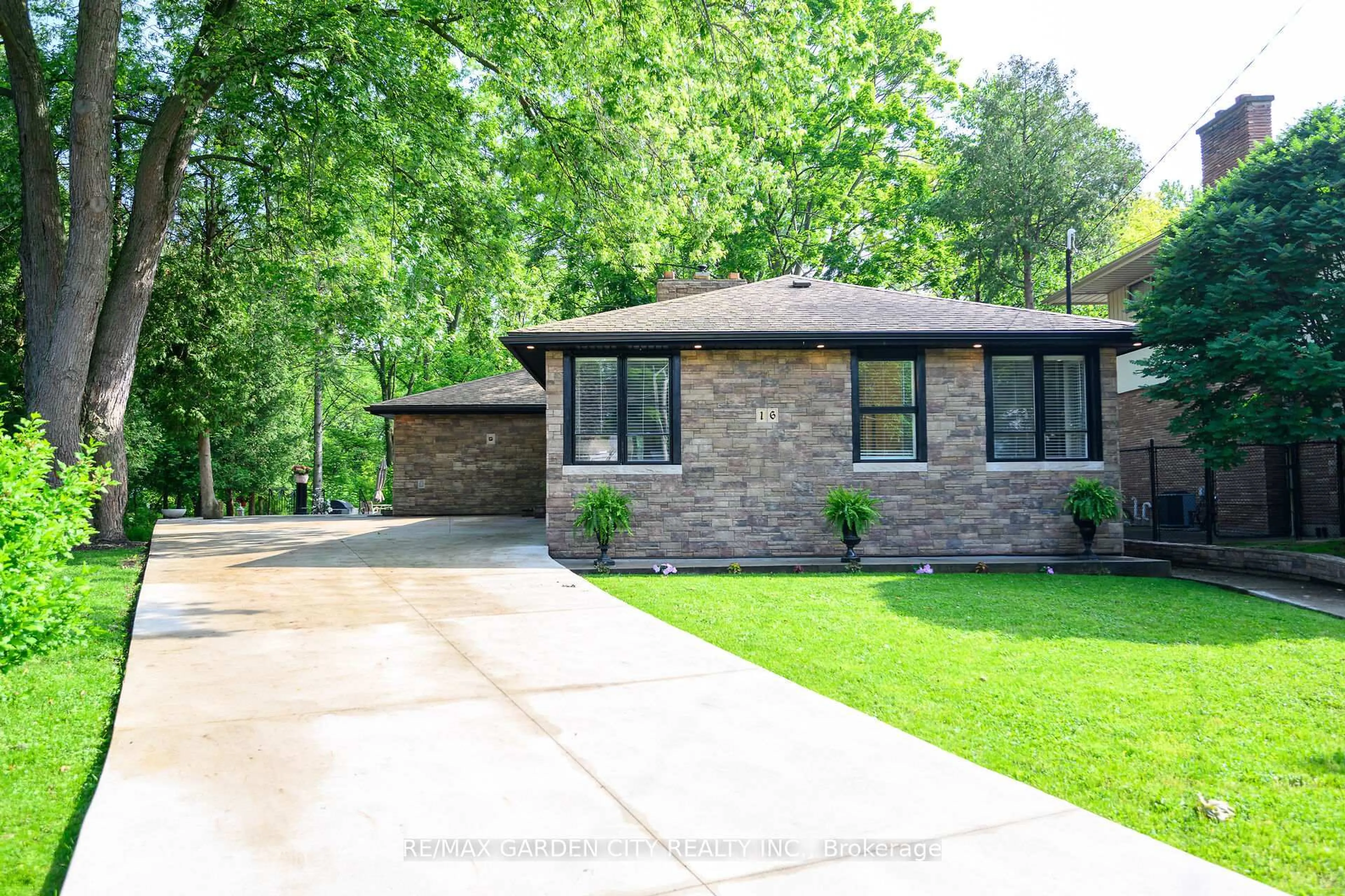 Home with brick exterior material, street for 16 Freeland Crt, Hamilton Ontario L8S 3R5