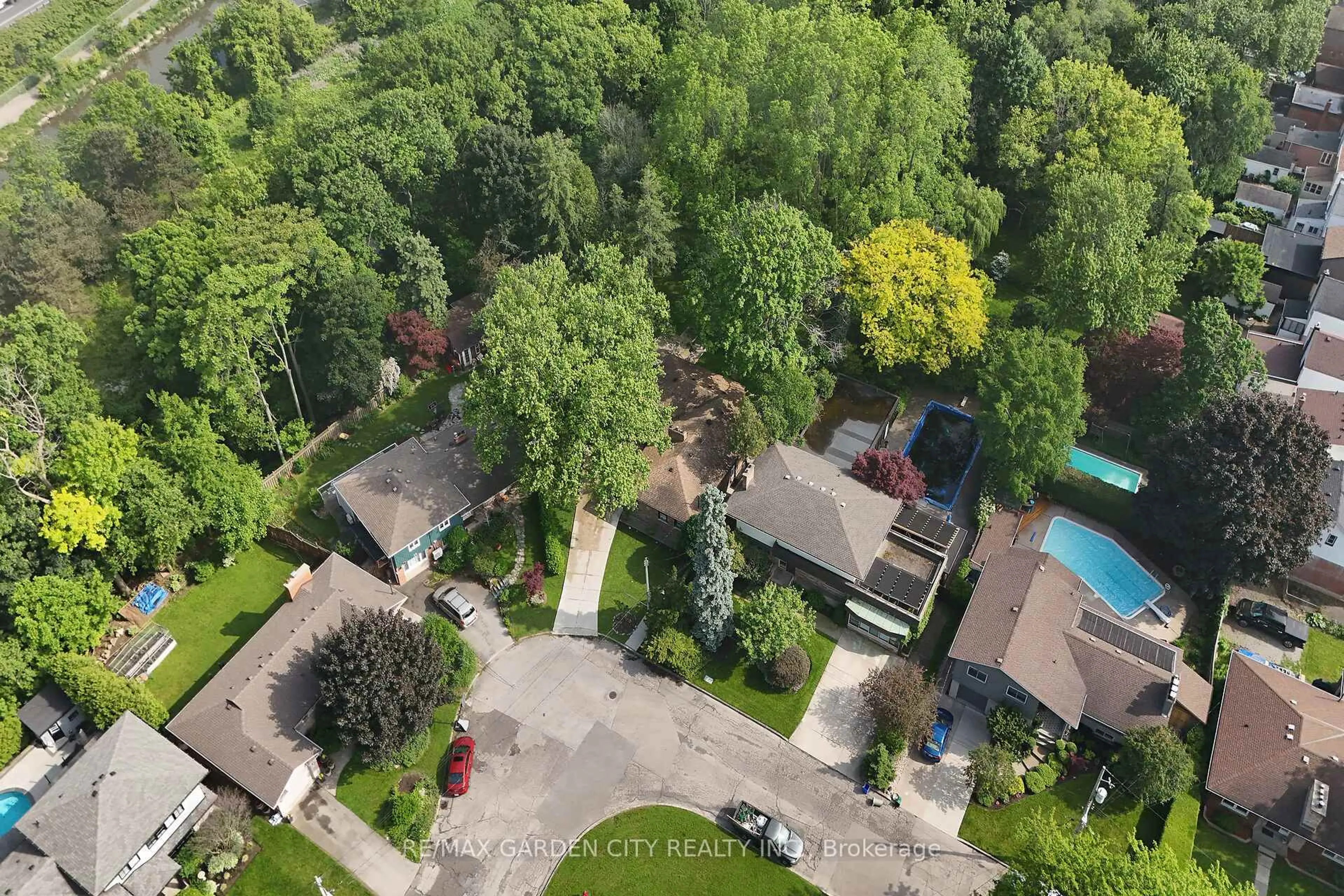 A pic from outside/outdoor area/front of a property/back of a property/a pic from drone, street for 16 Freeland Crt, Hamilton Ontario L8S 3R5