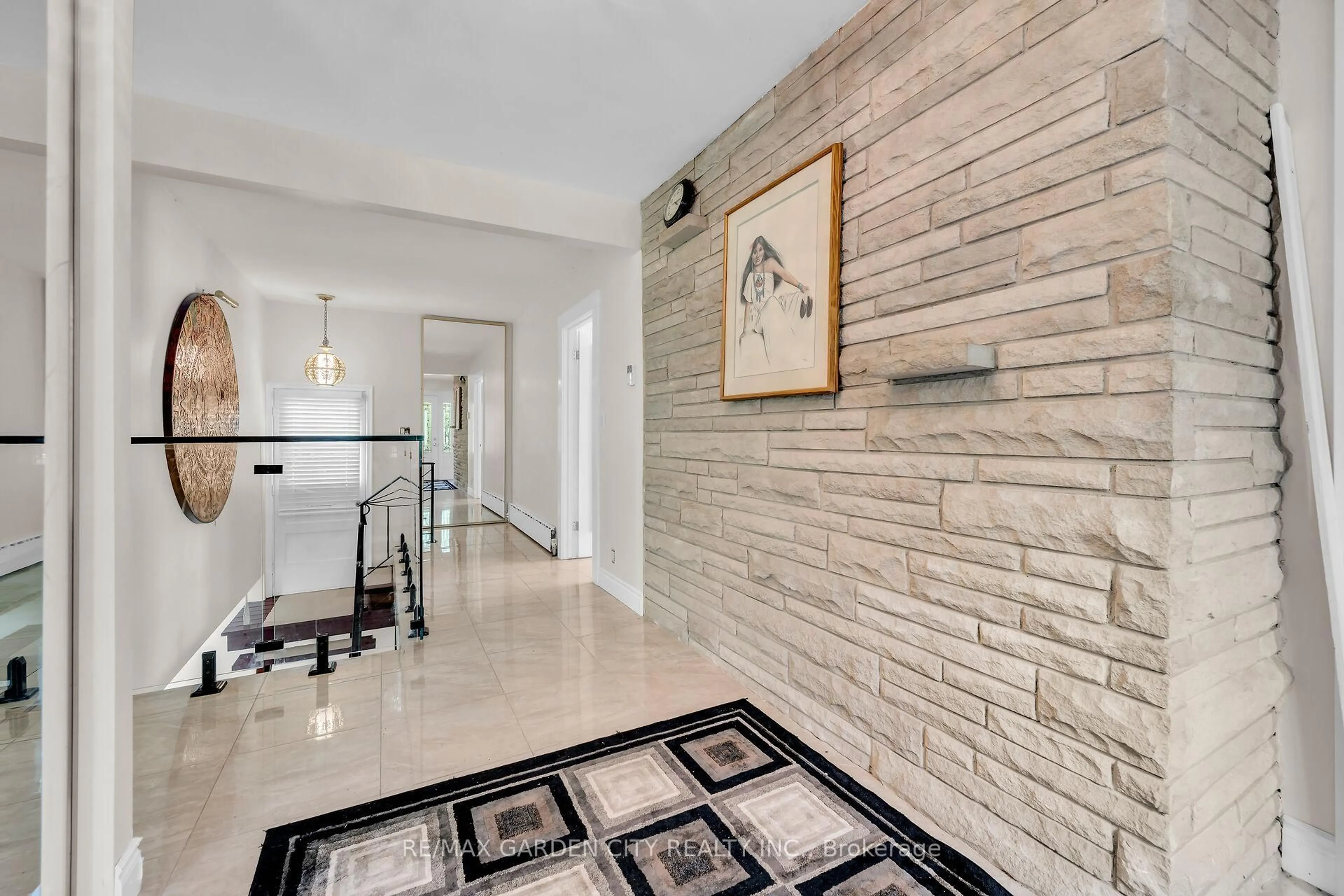 Indoor foyer for 16 Freeland Crt, Hamilton Ontario L8S 3R5