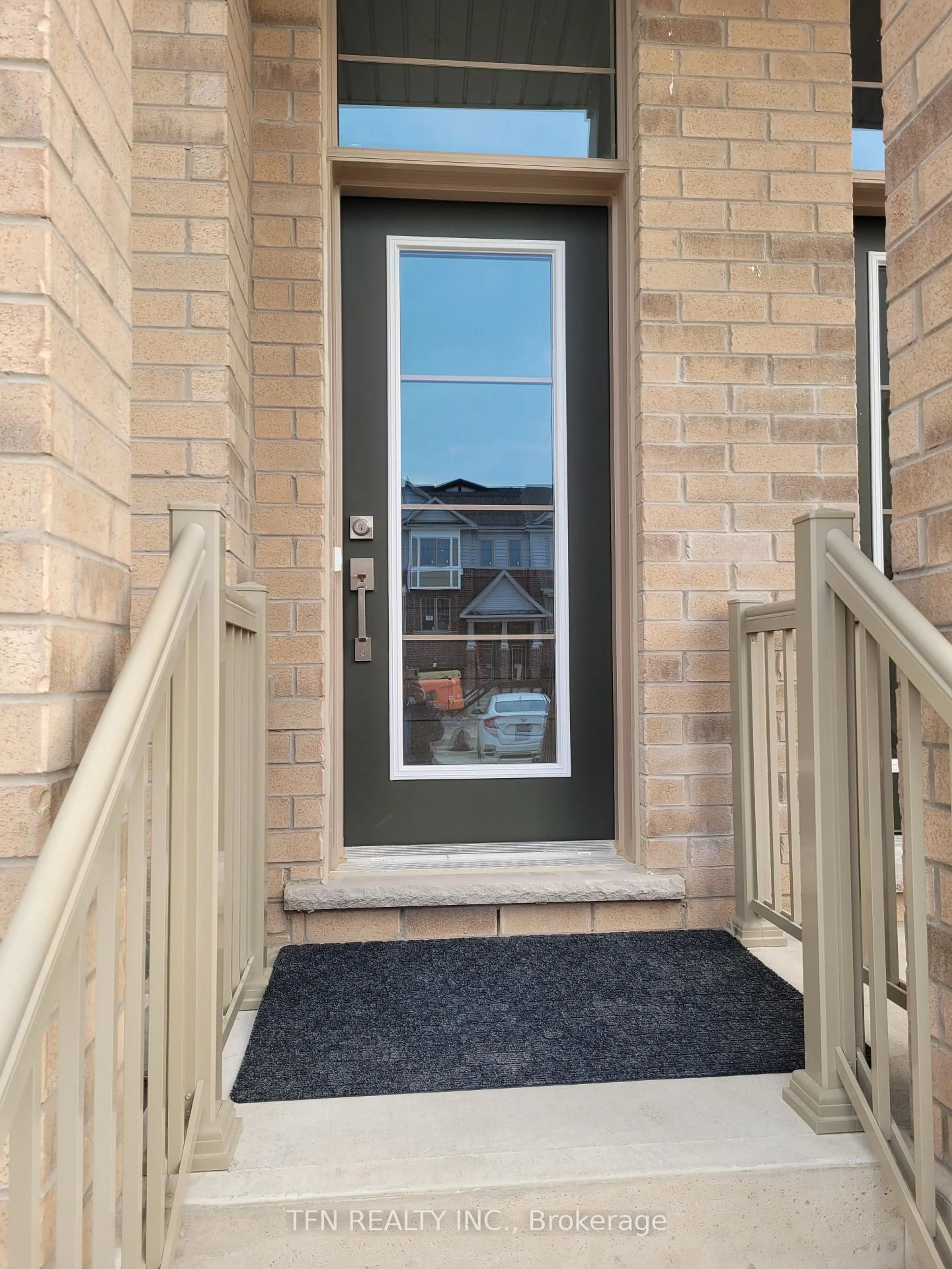Indoor entryway for 389 Conklin Rd #12, Brantford Ontario N3T 0Y3