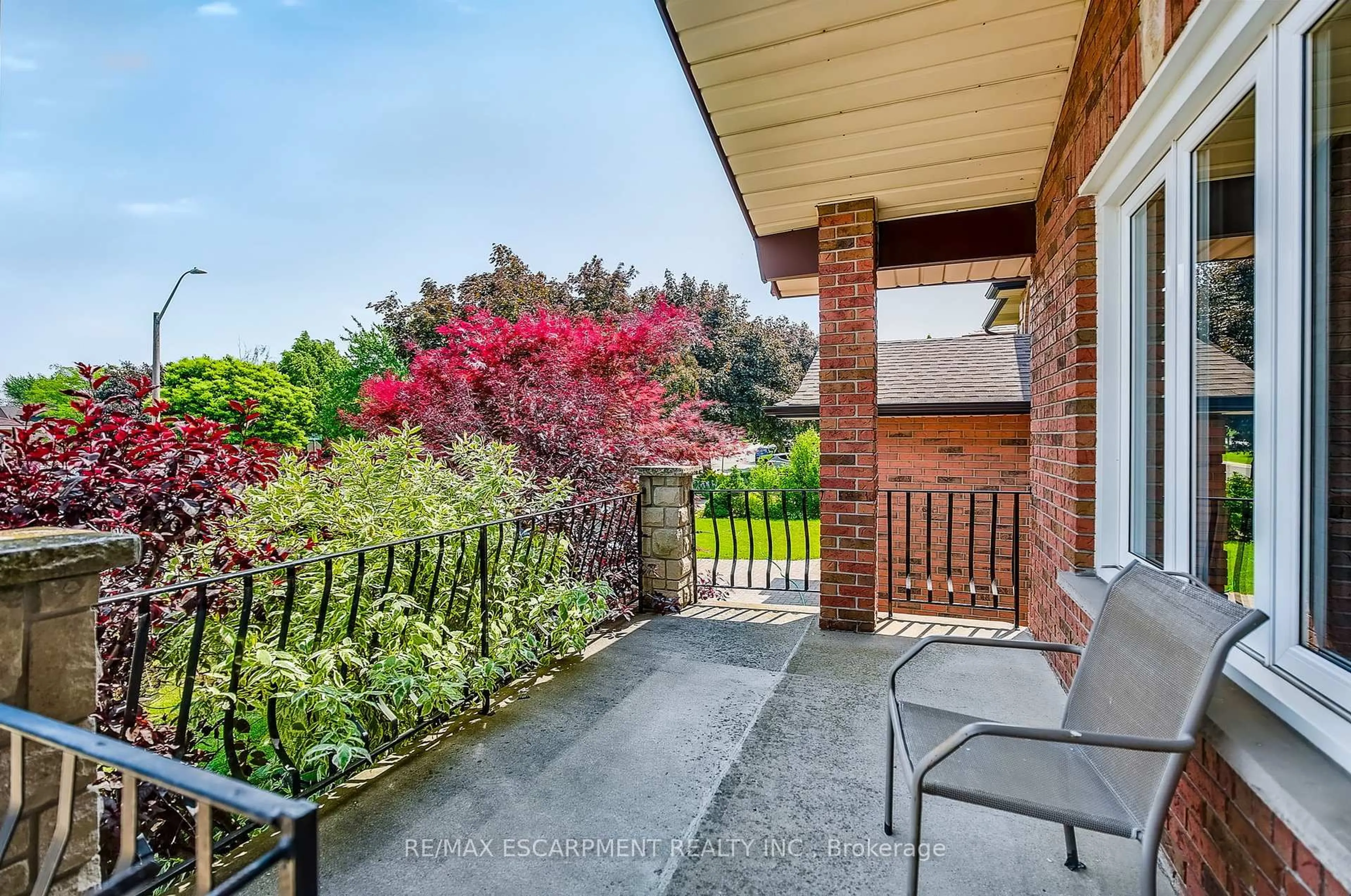 Patio, street for 29 Guildwood Dr, Hamilton Ontario L9C 7K2