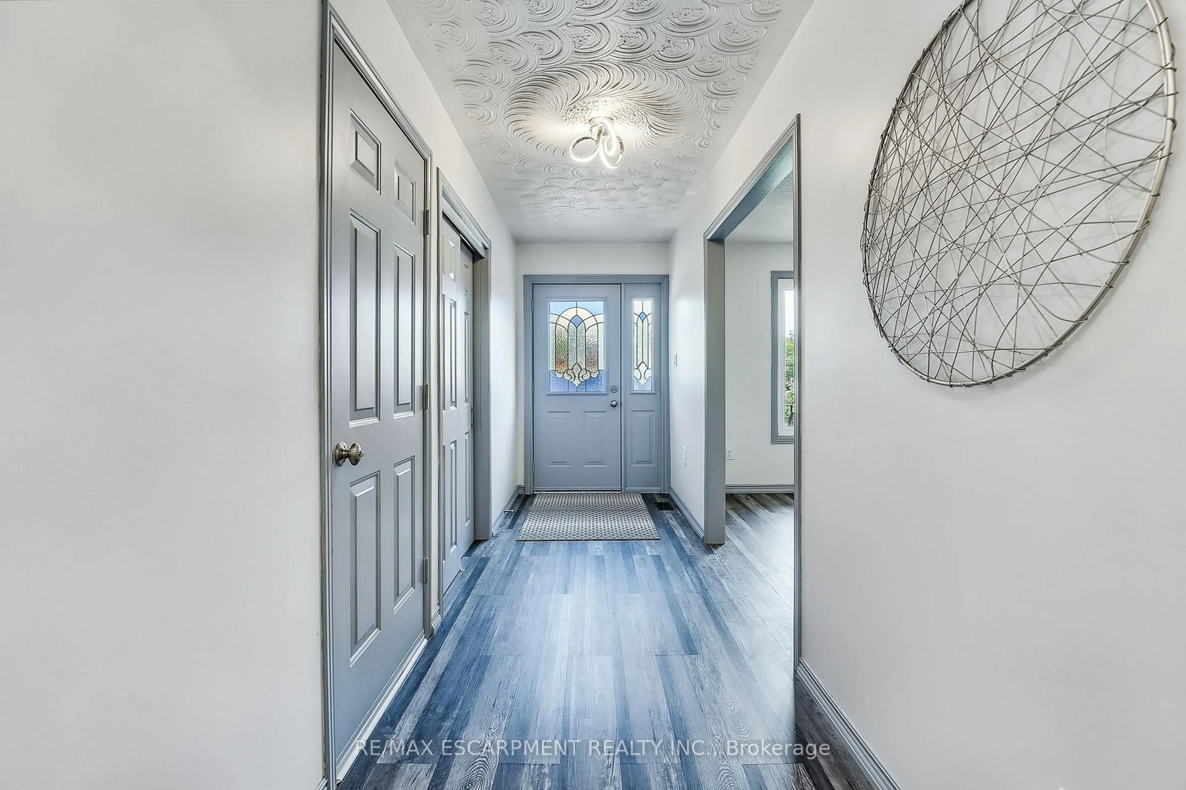 Indoor entryway for 29 Guildwood Dr, Hamilton Ontario L9C 7K2