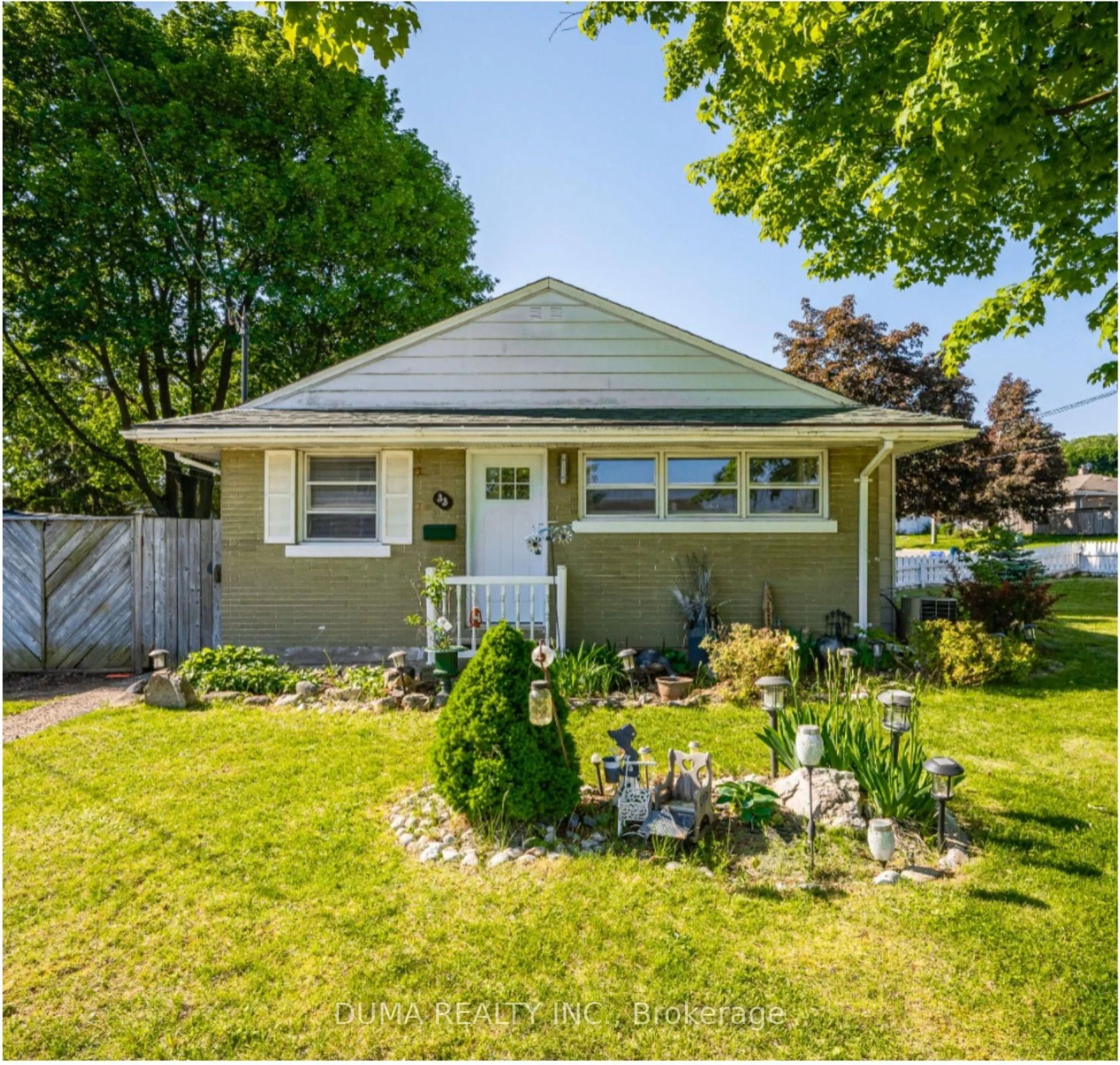 Home with vinyl exterior material, street for 33 Third Ave, Cambridge Ontario N1S 2C5