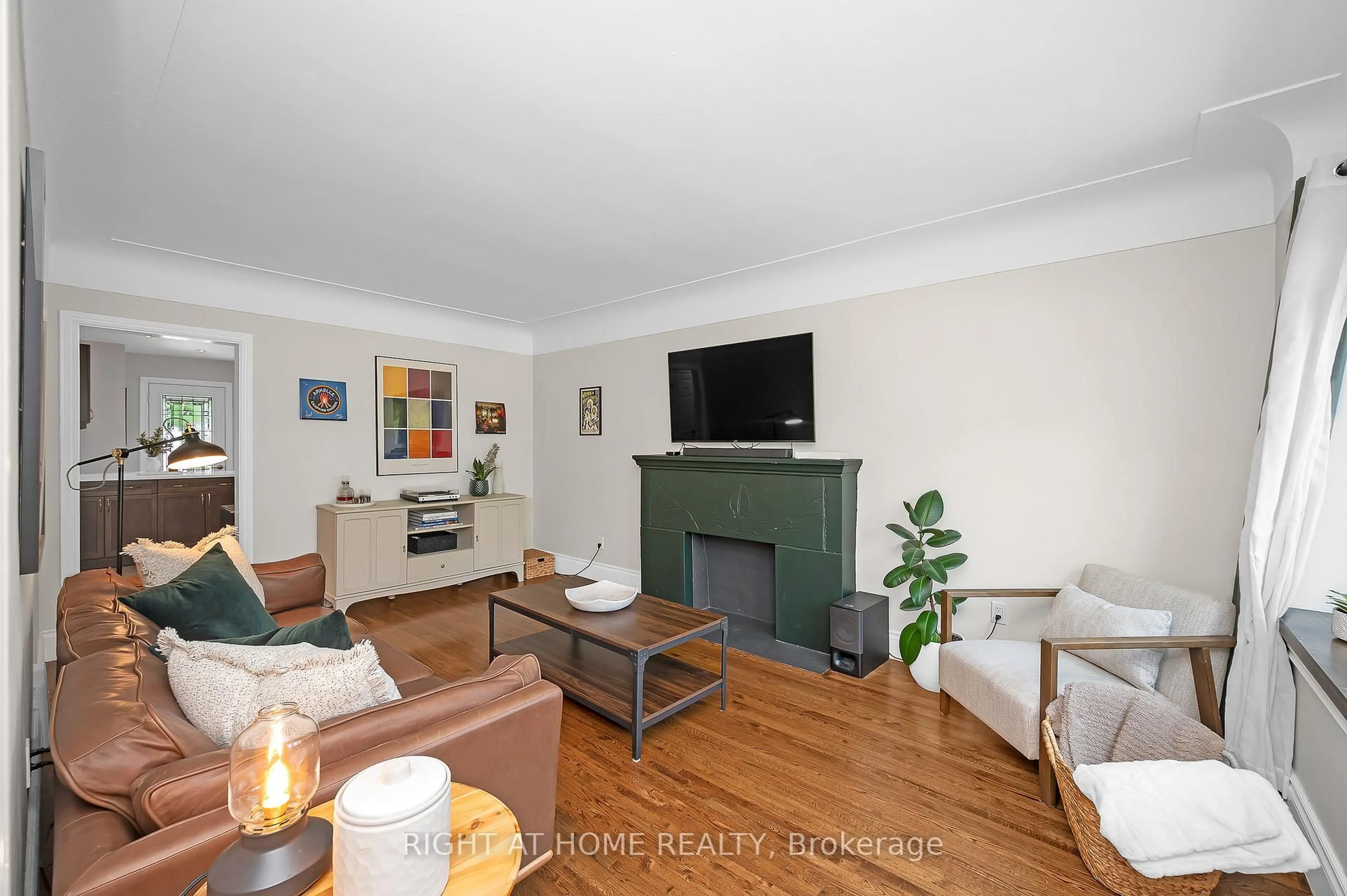 Living room with furniture, wood/laminate floor for 273 Bold St, Hamilton Ontario L8P 1V9