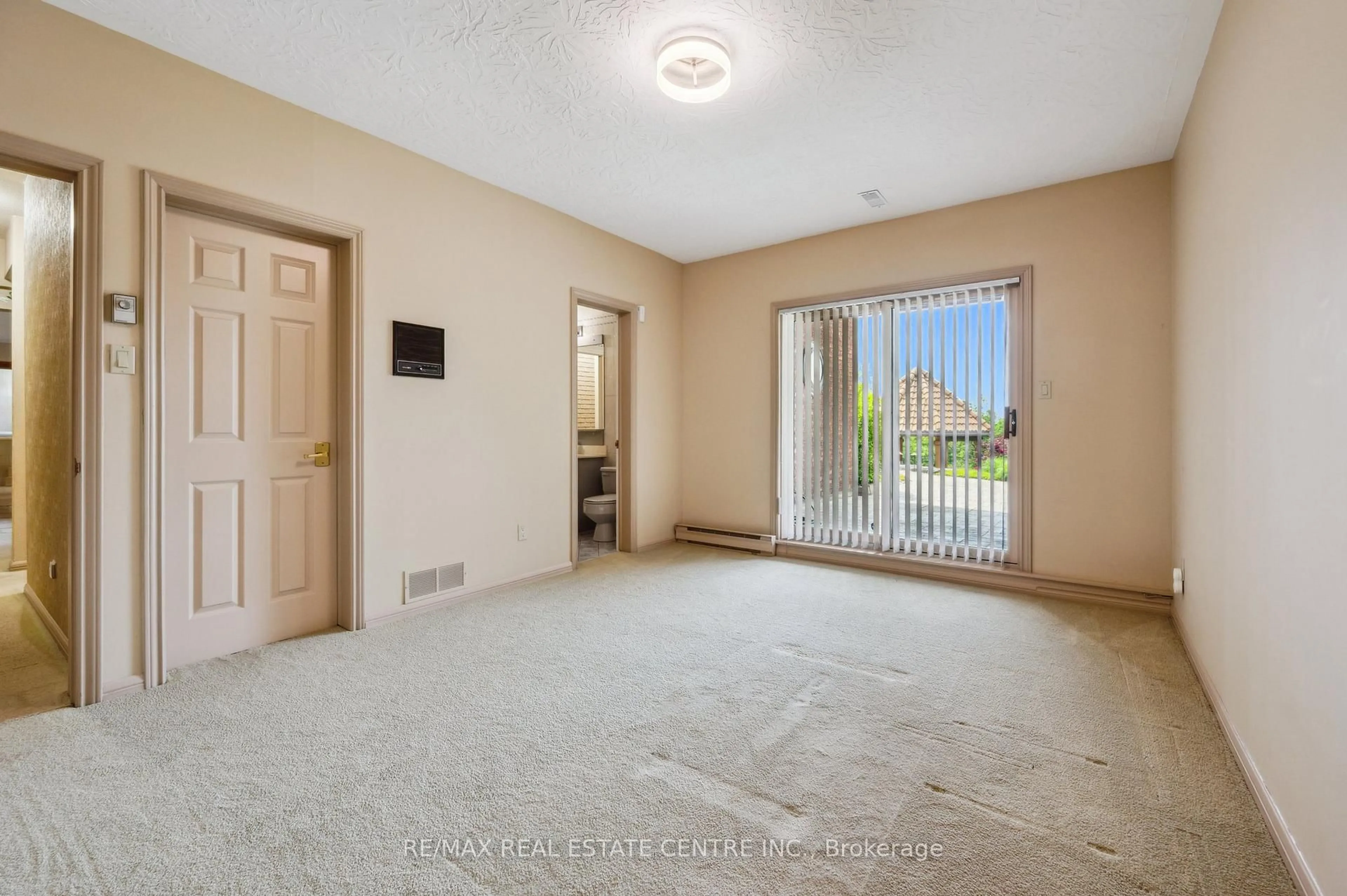 A pic of a room for 211 Edgehill Dr, Kitchener Ontario N2P 2C6