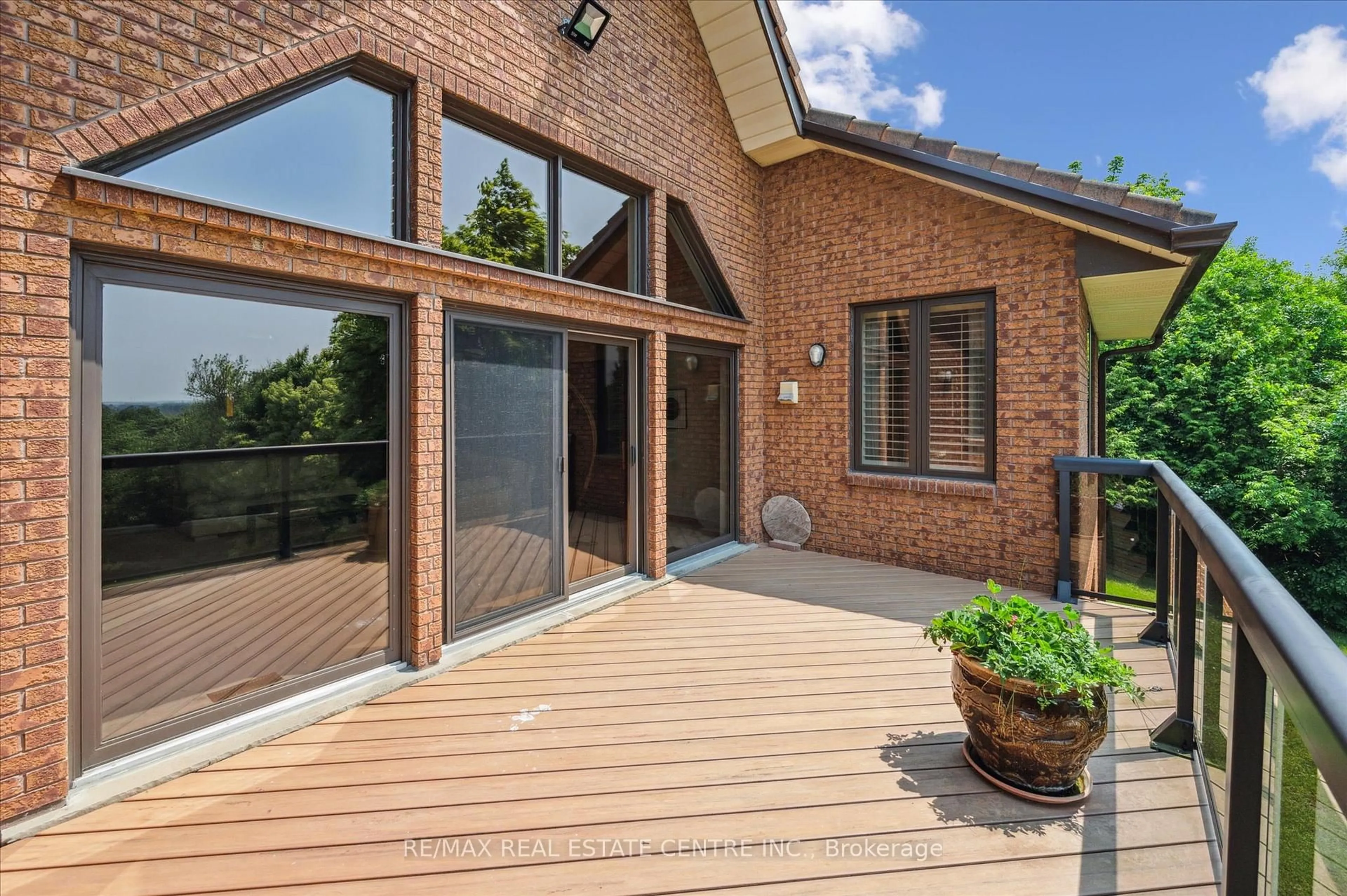 Home with brick exterior material, unknown for 211 Edgehill Dr, Kitchener Ontario N2P 2C6