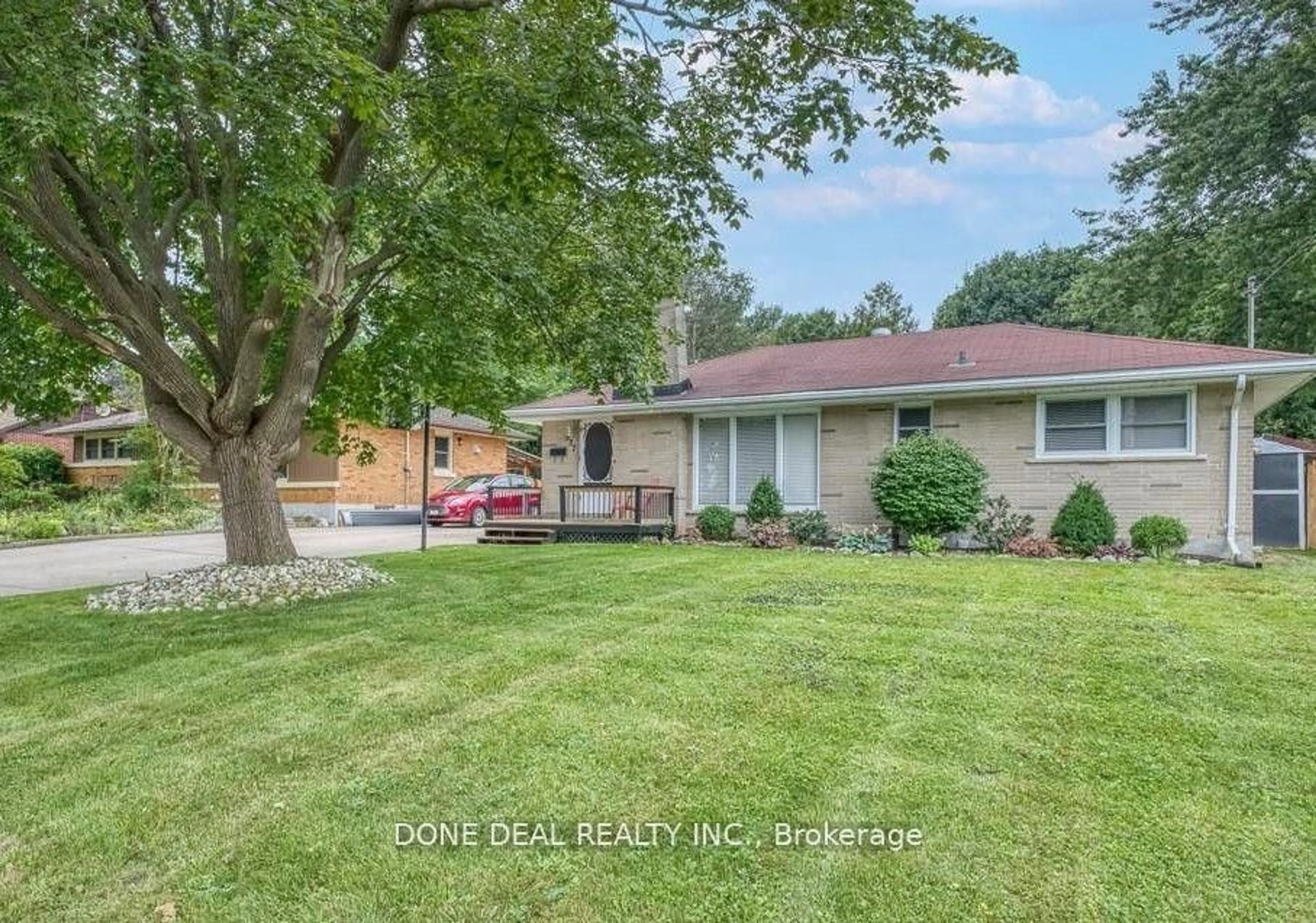 A pic from outside/outdoor area/front of a property/back of a property/a pic from drone, street for 337 Griffith St, London South Ontario N6K 2R8