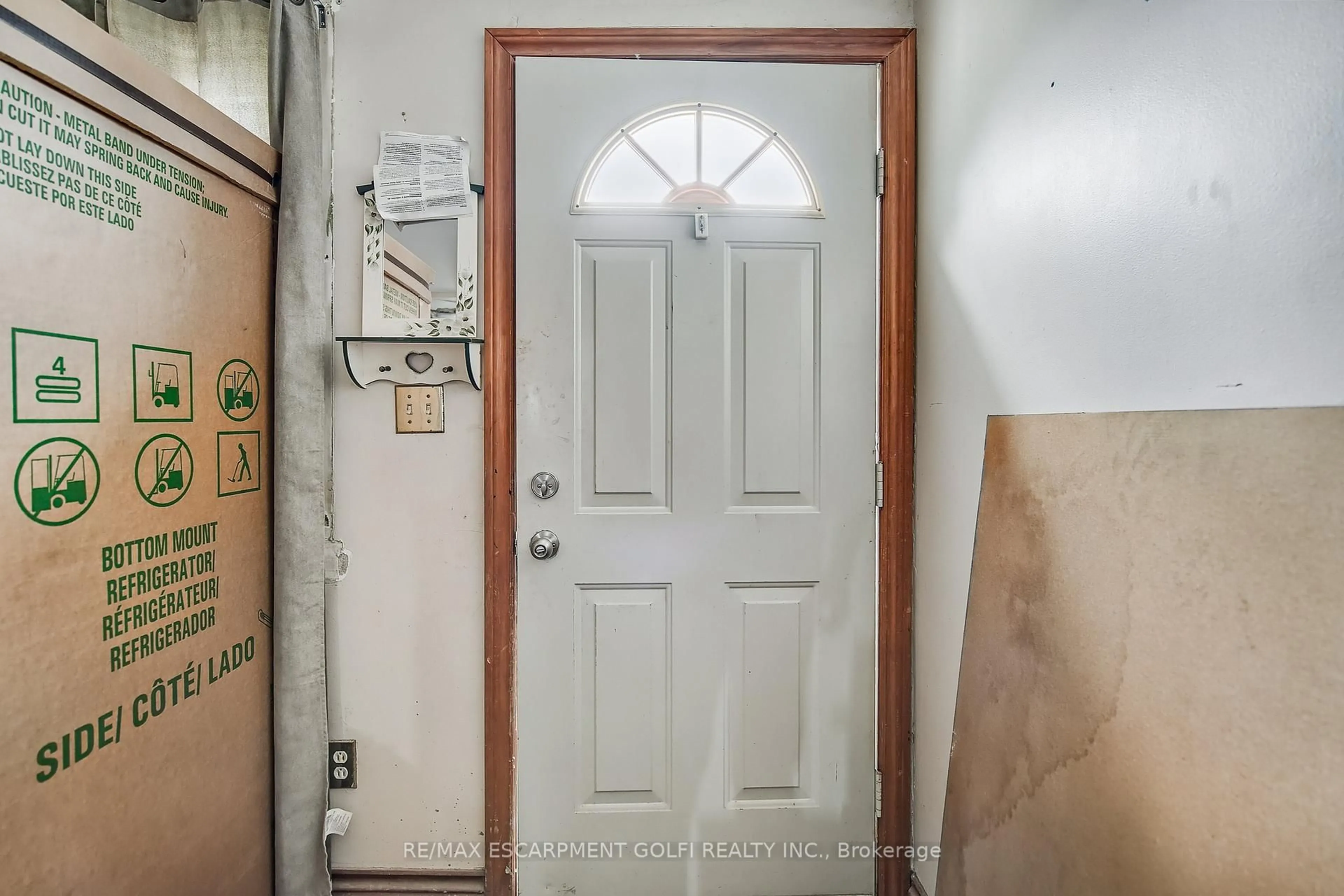 Indoor entryway for 426 Osborne St, Hamilton Ontario L8H 6S9