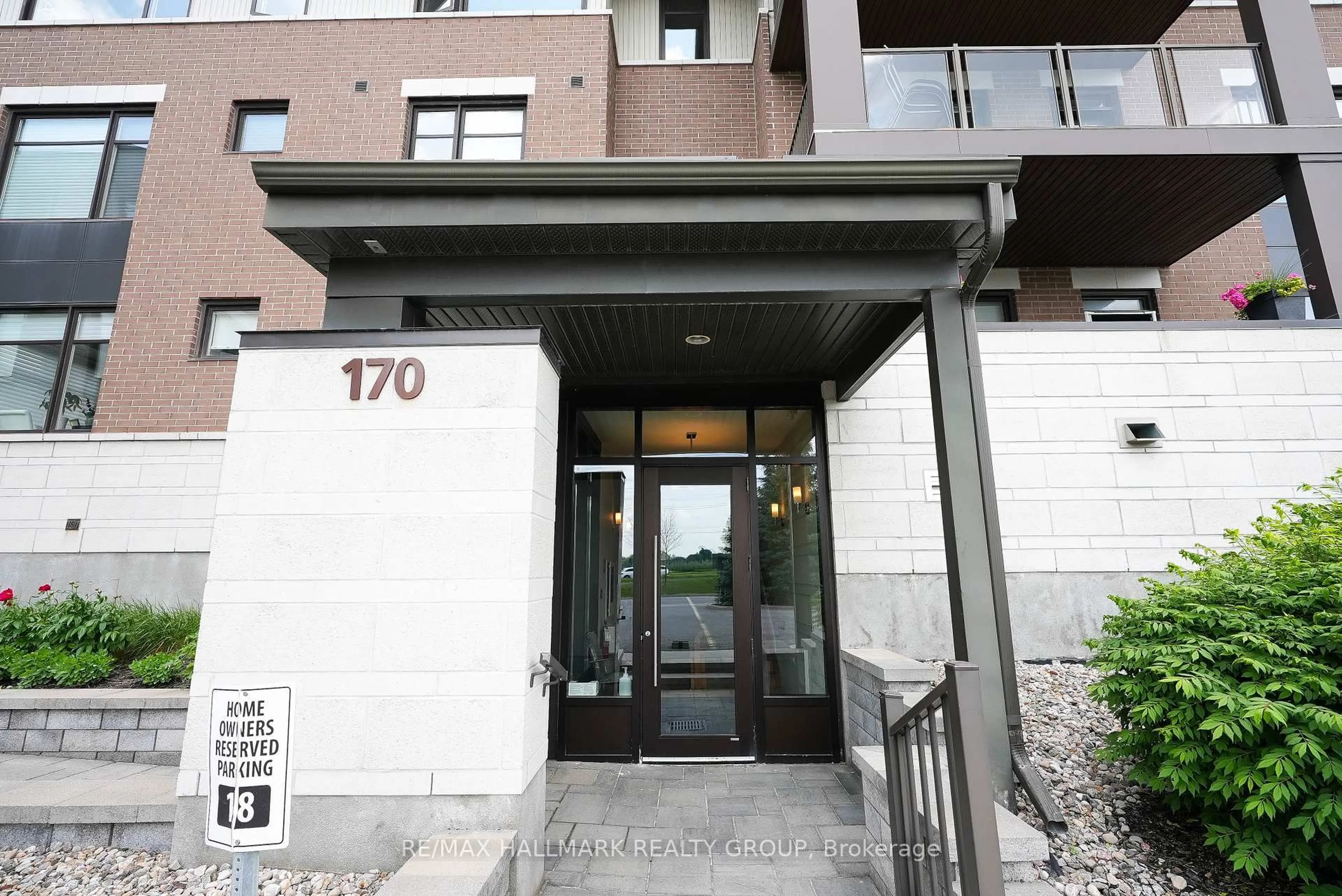 Indoor foyer for 170 Guelph #202, Ottawa Ontario K2T 0J5