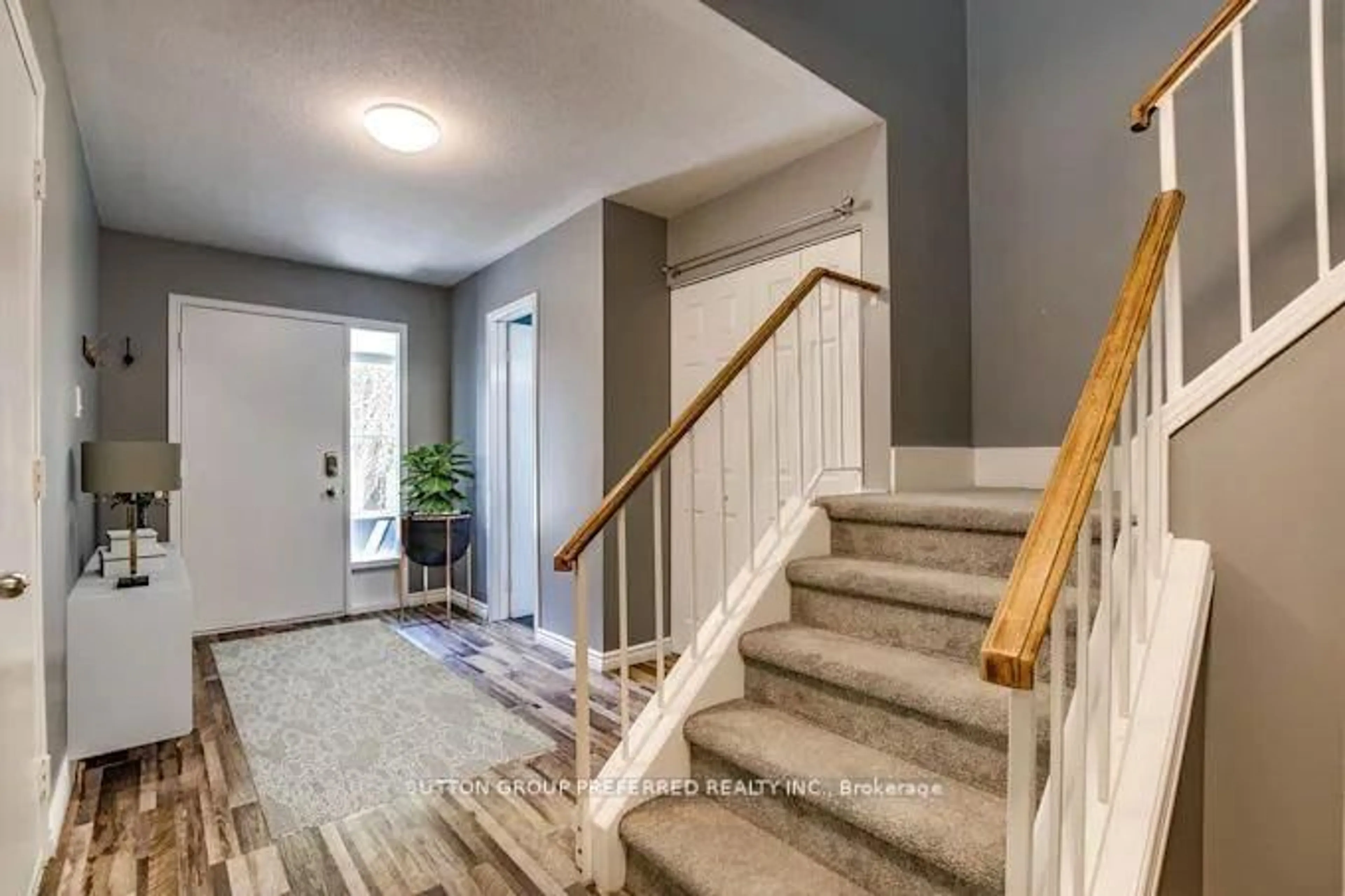 Indoor entryway for 122 Andover Dr, London South Ontario N6J 4C3