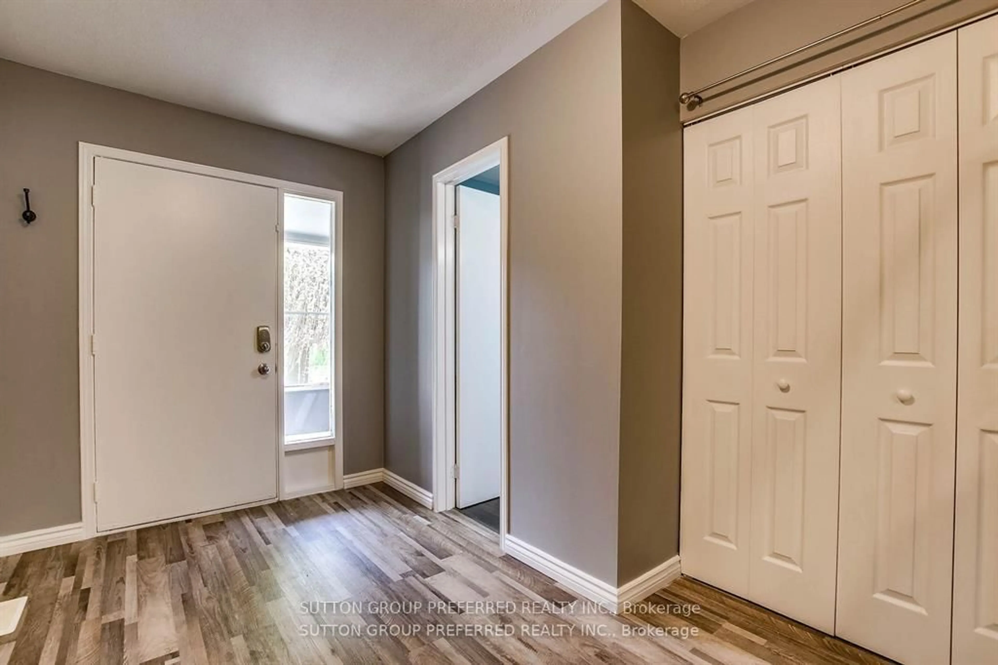 Indoor entryway for 122 Andover Dr, London South Ontario N6J 4C3