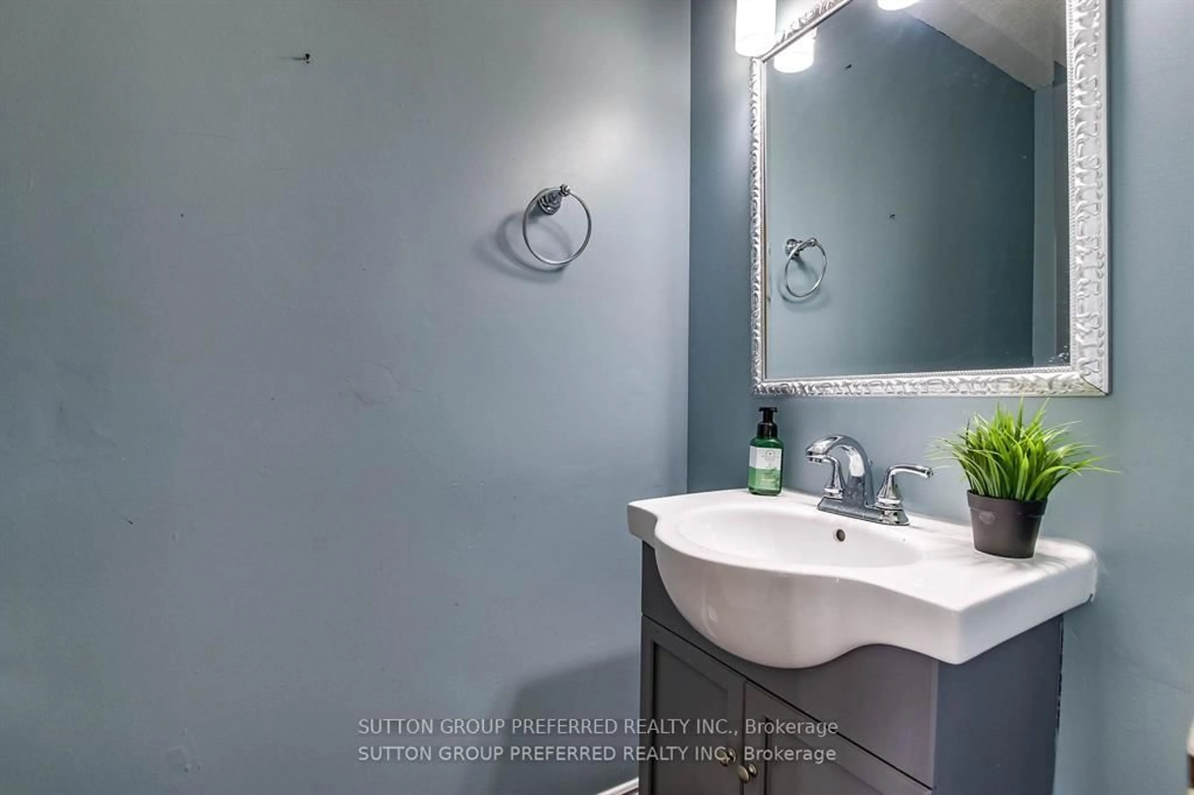Standard bathroom, unknown for 122 Andover Dr, London South Ontario N6J 4C3