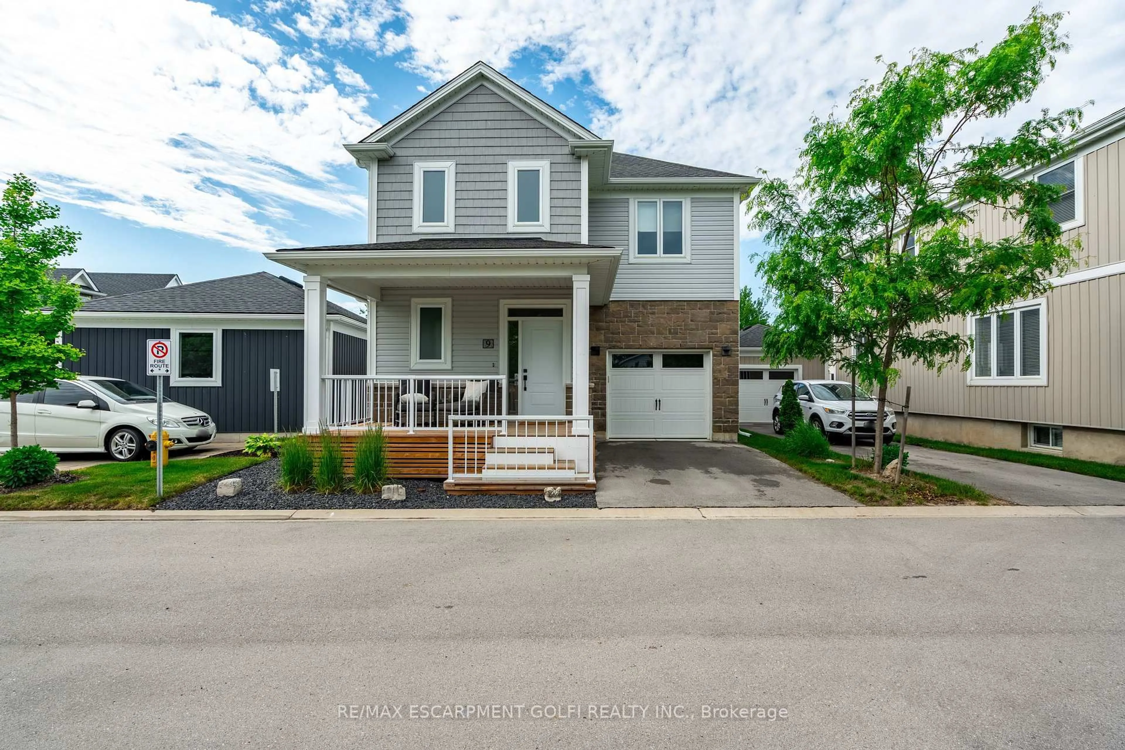 Home with vinyl exterior material, street for 9 Princeton Common, St. Catharines Ontario L2N 2H2