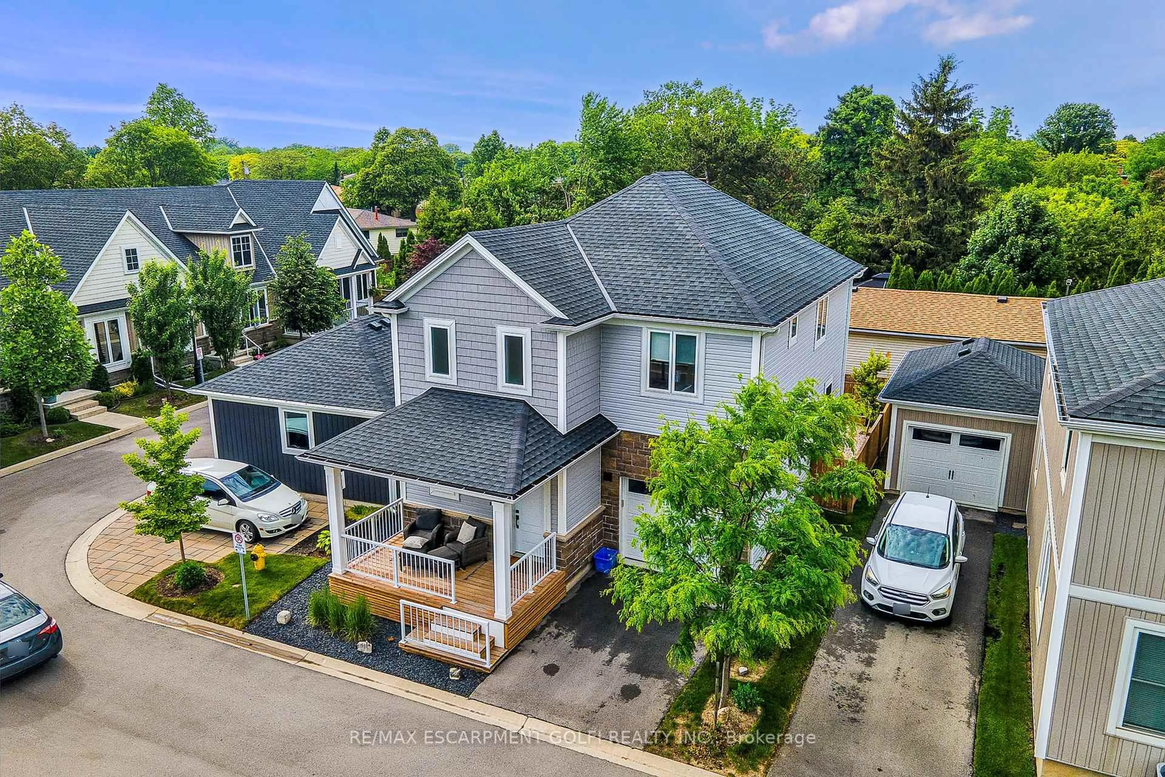 A pic from outside/outdoor area/front of a property/back of a property/a pic from drone, street for 9 Princeton Common, St. Catharines Ontario L2N 2H2