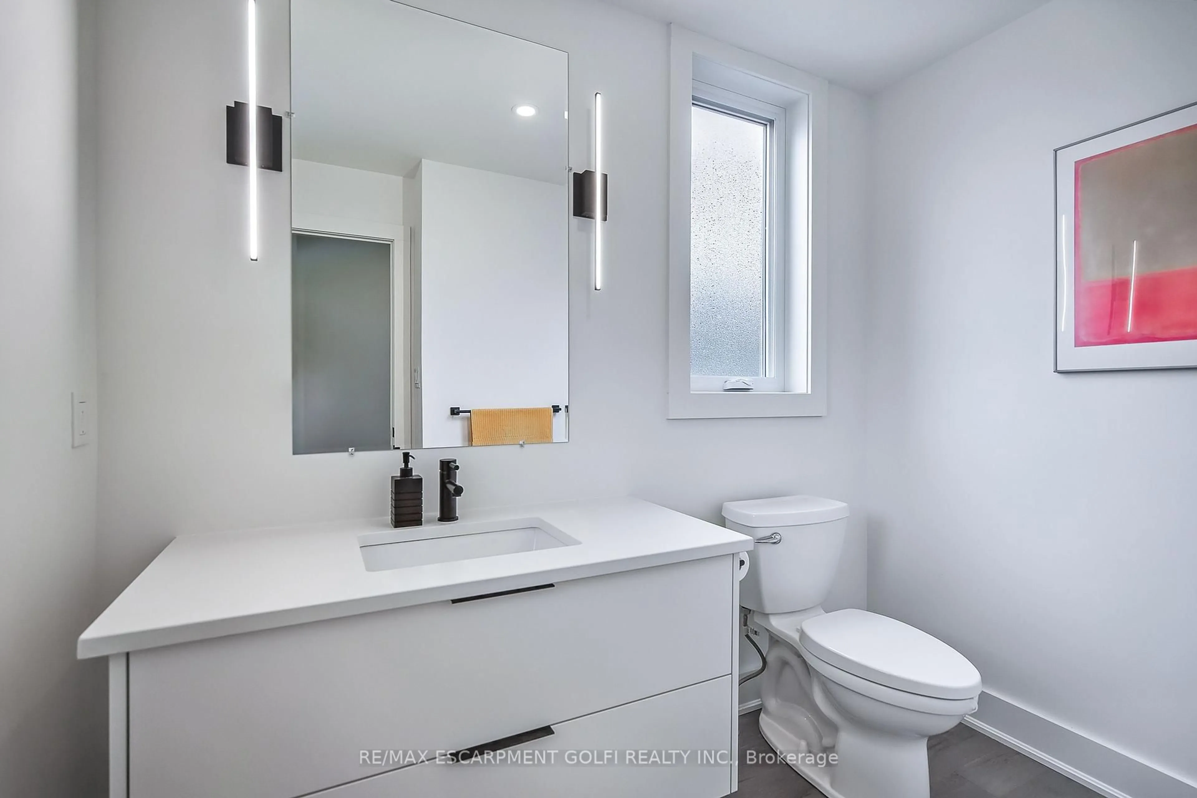 Standard bathroom, ceramic/tile floor for 9 Princeton Common, St. Catharines Ontario L2N 2H2