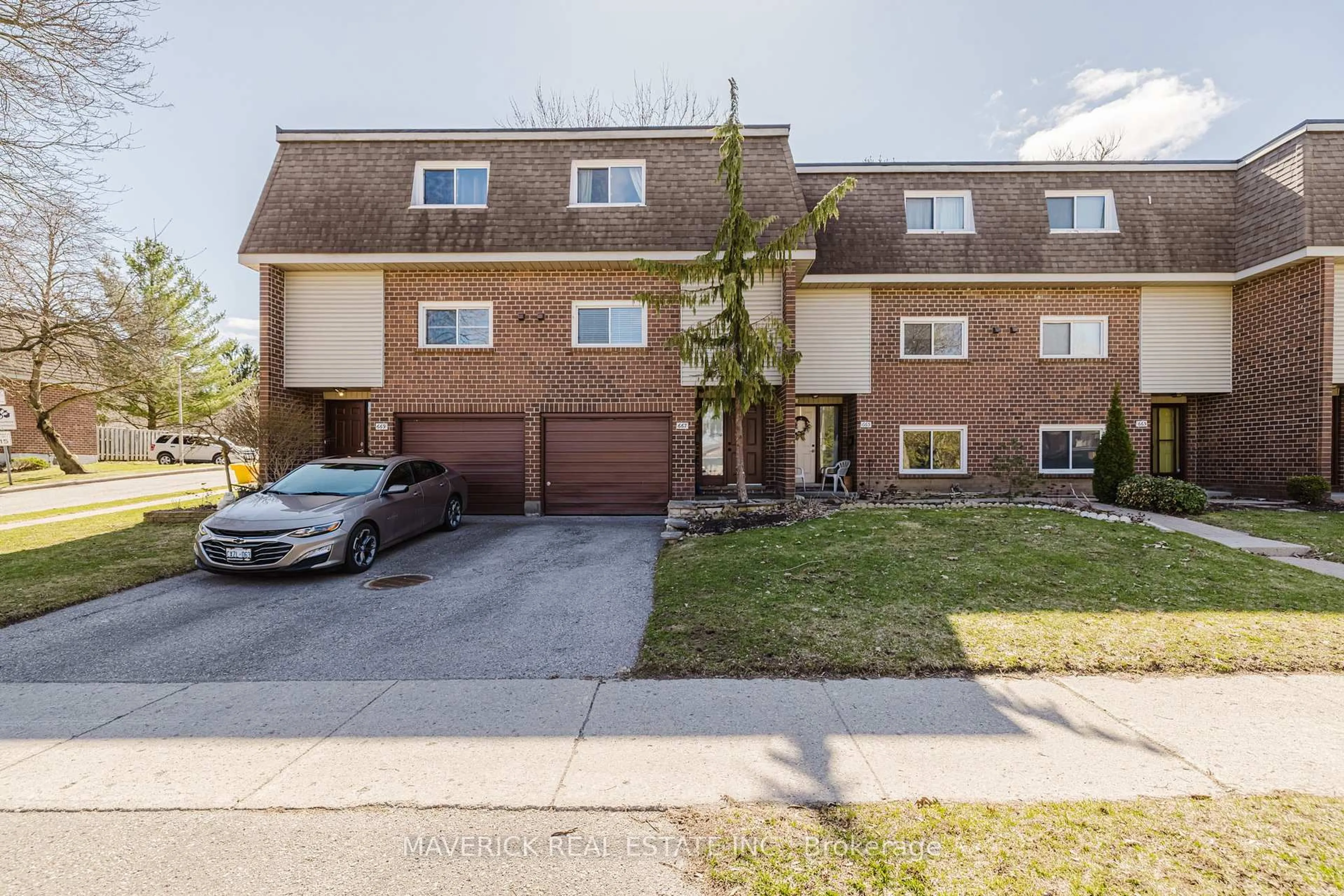 A pic from outside/outdoor area/front of a property/back of a property/a pic from drone, street for 667 Griffith St, London South Ontario N6K 2S5