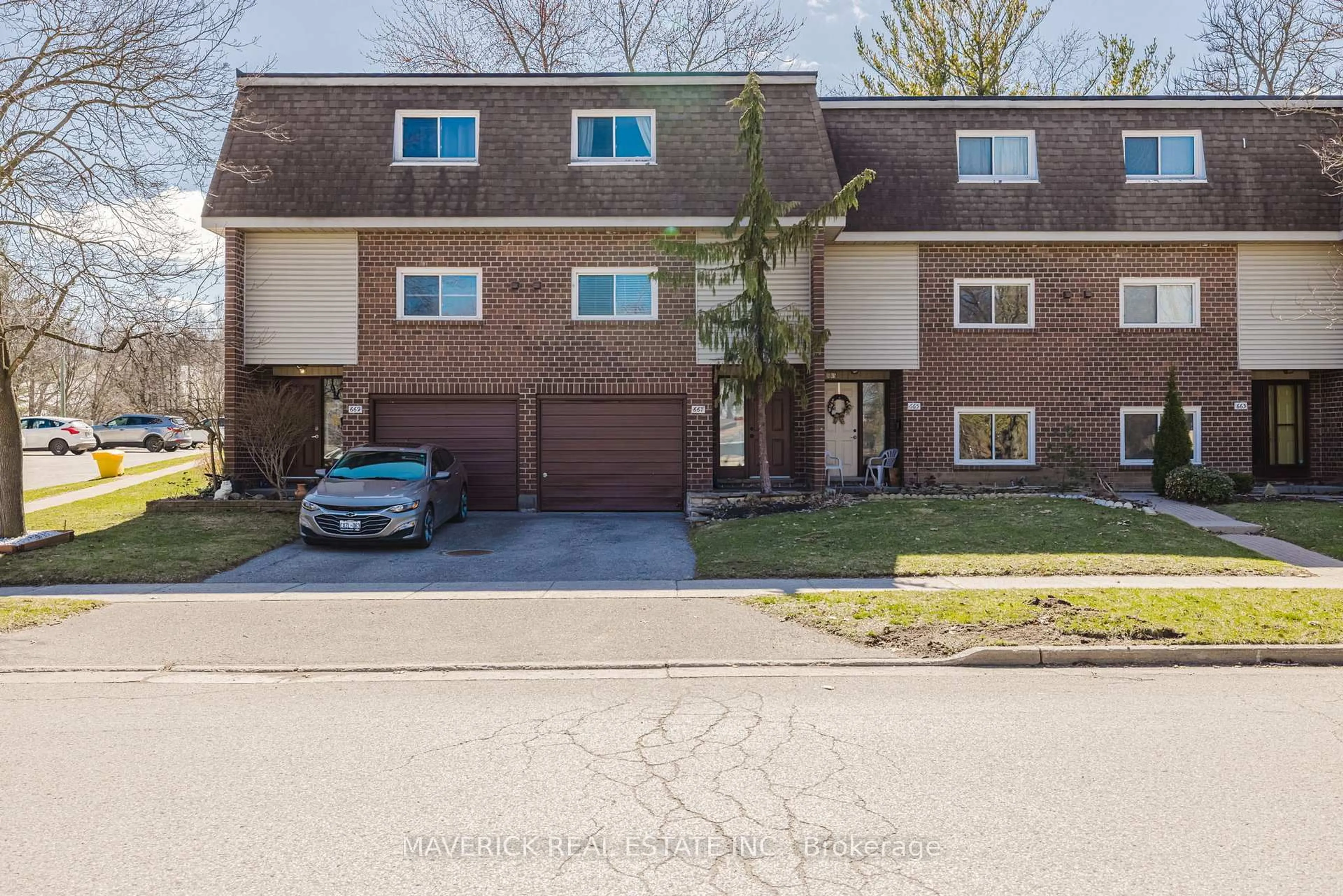A pic from outside/outdoor area/front of a property/back of a property/a pic from drone, street for 667 Griffith St, London South Ontario N6K 2S5