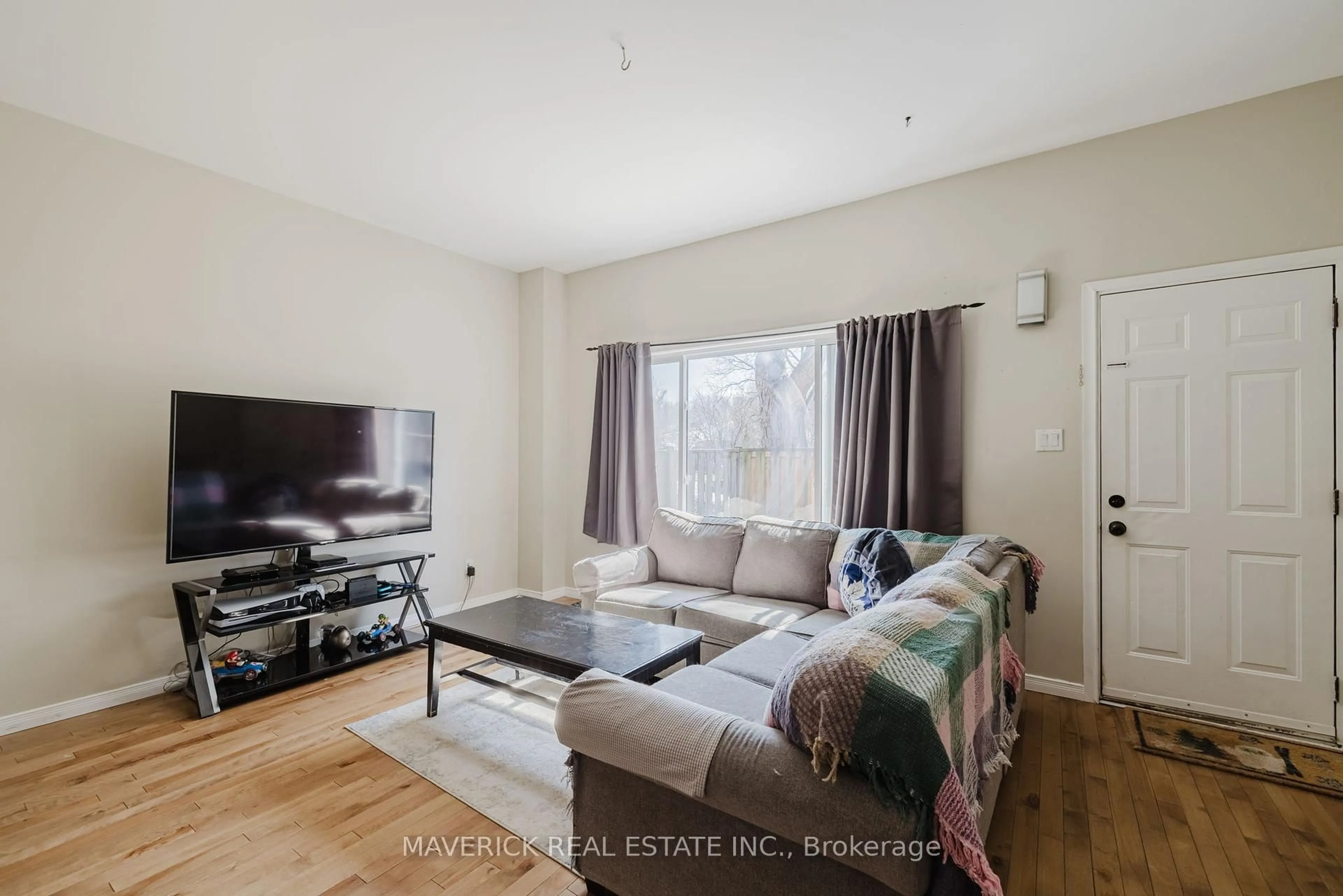 Living room with furniture, wood/laminate floor for 667 Griffith St, London South Ontario N6K 2S5