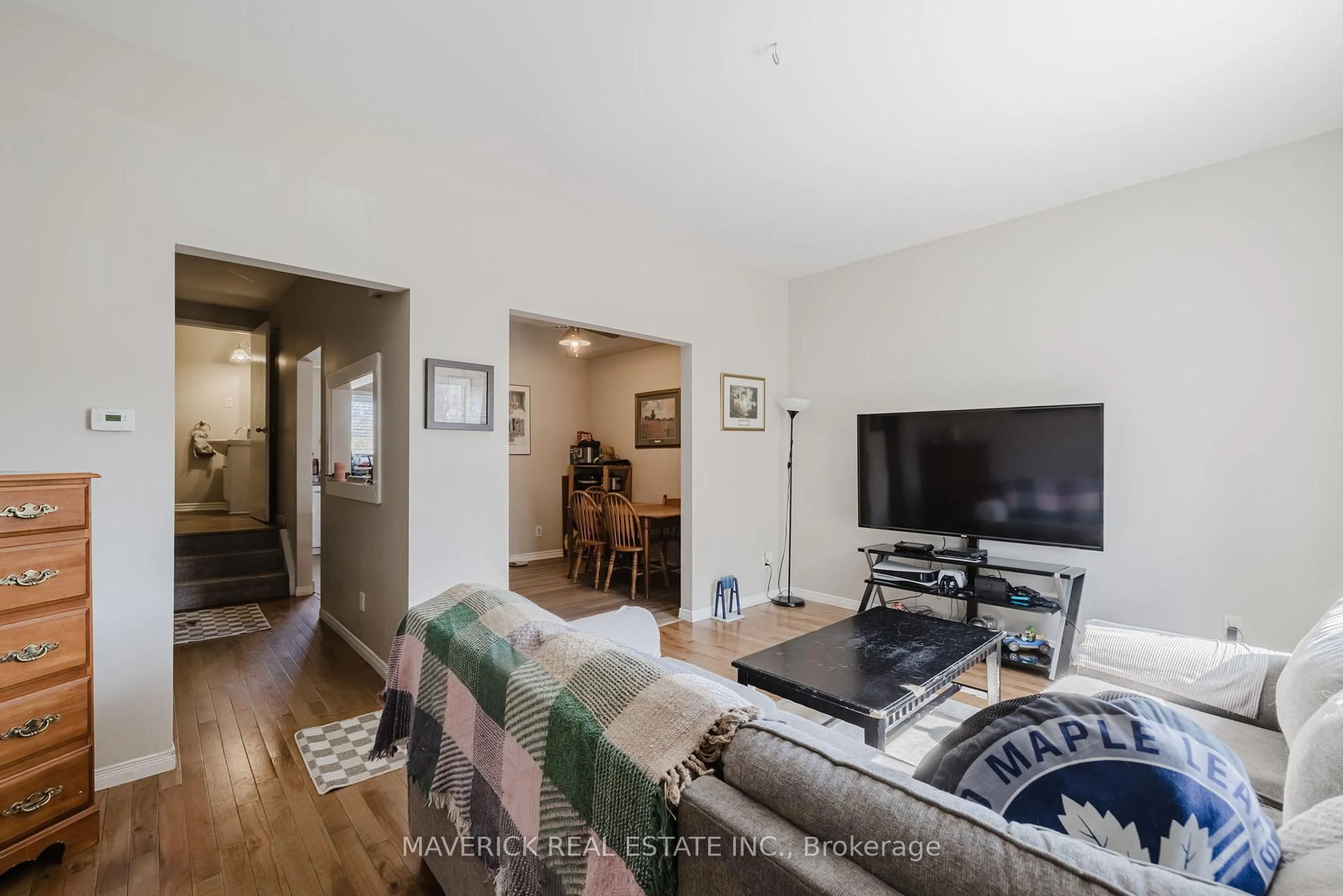 Living room with furniture, unknown for 667 Griffith St, London South Ontario N6K 2S5
