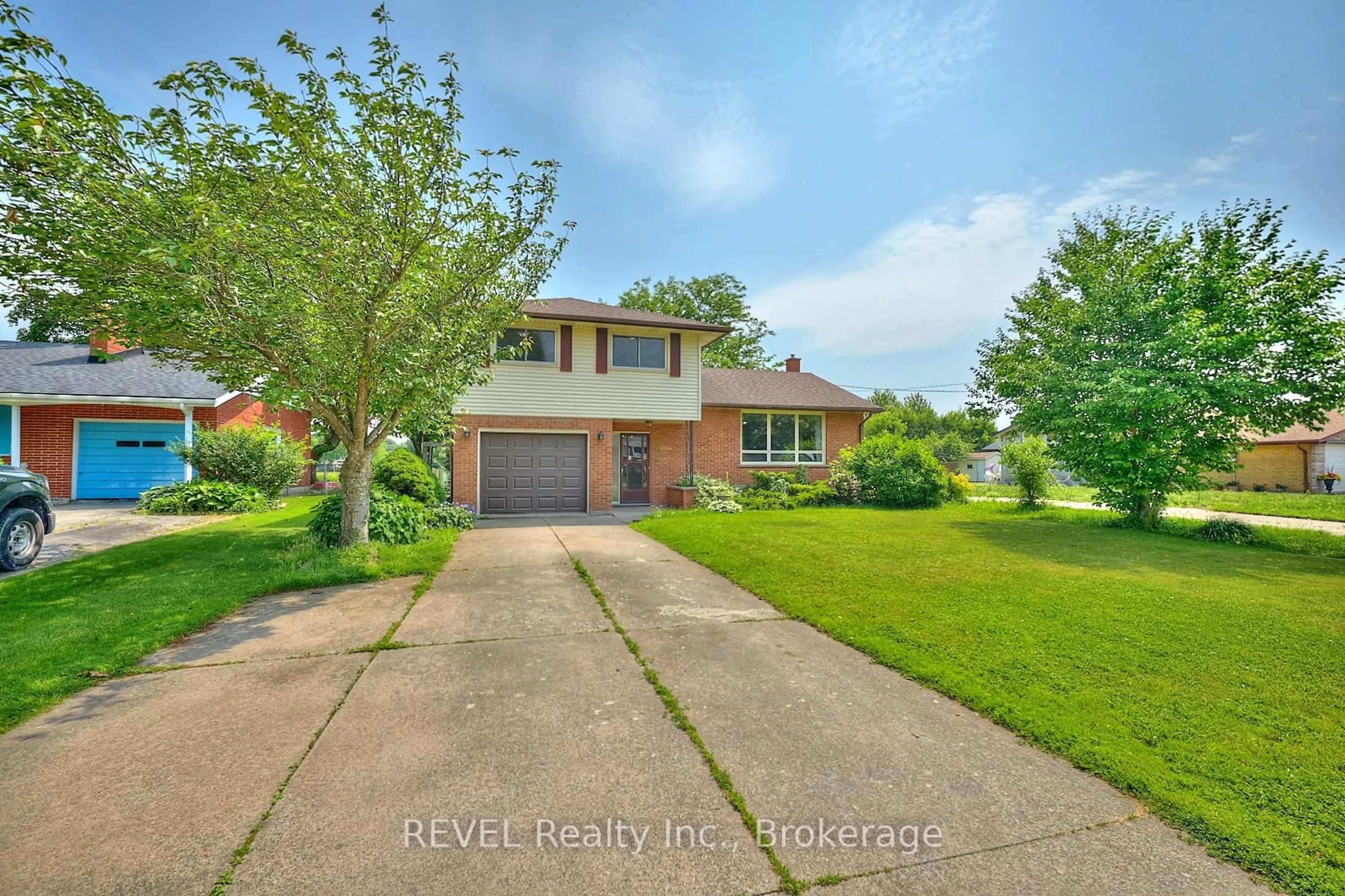 A pic from outside/outdoor area/front of a property/back of a property/a pic from drone, unknown for 6724 McMicking St, Niagara Falls Ontario L2J 1X3