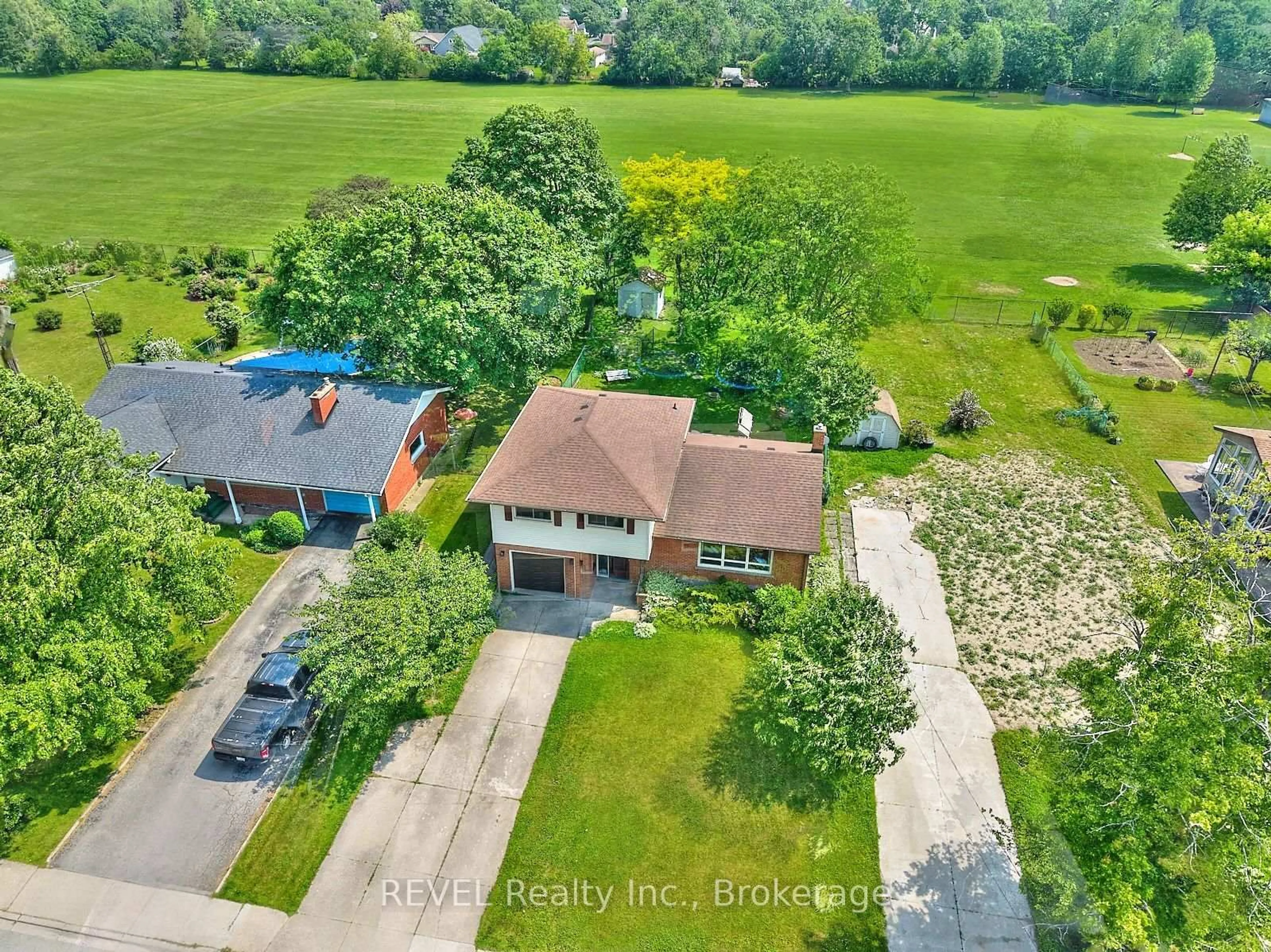 A pic from outside/outdoor area/front of a property/back of a property/a pic from drone, unknown for 6724 McMicking St, Niagara Falls Ontario L2J 1X3