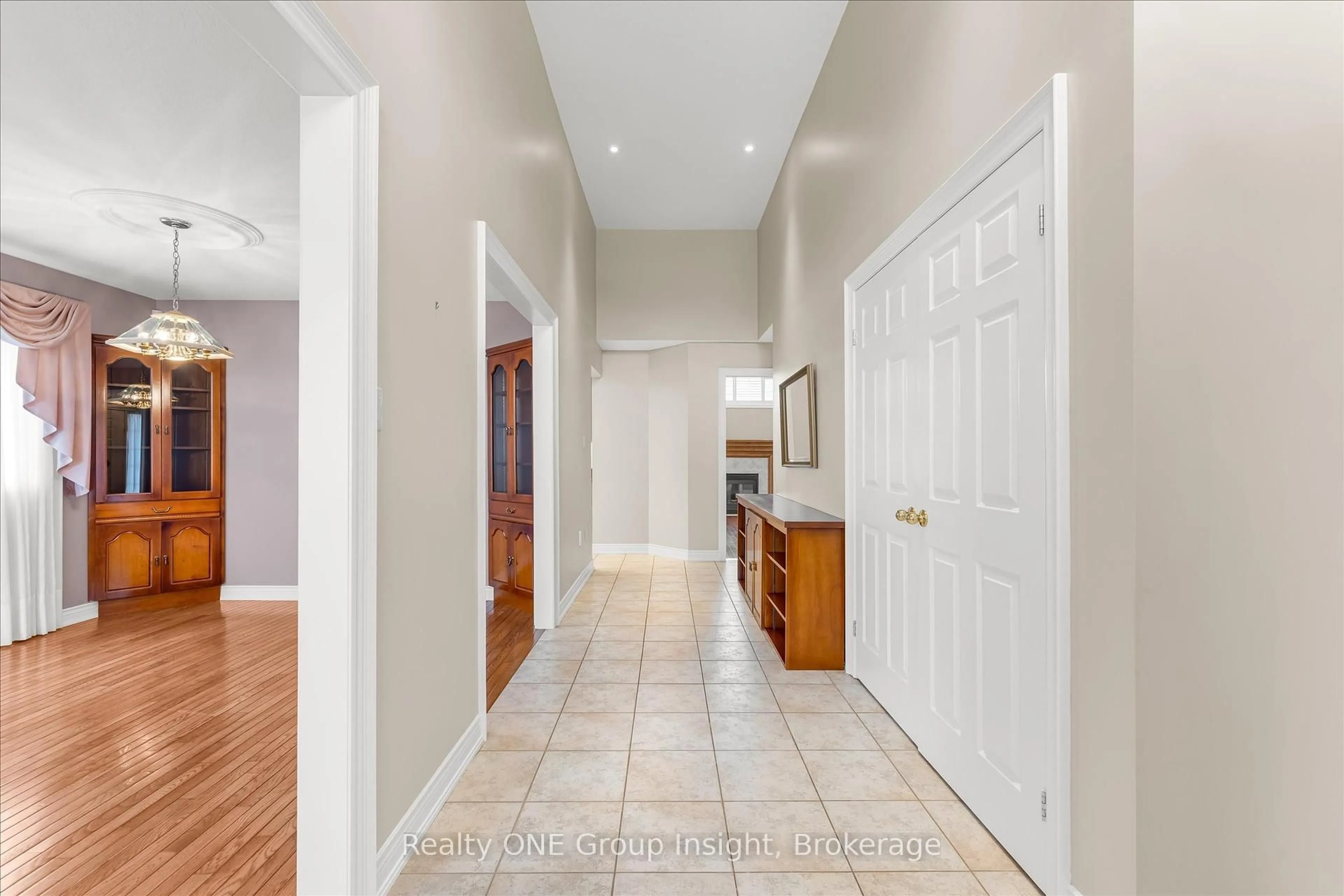 Indoor entryway for 66 Chelmsford Pl, Hamilton Ontario L8H 7T3