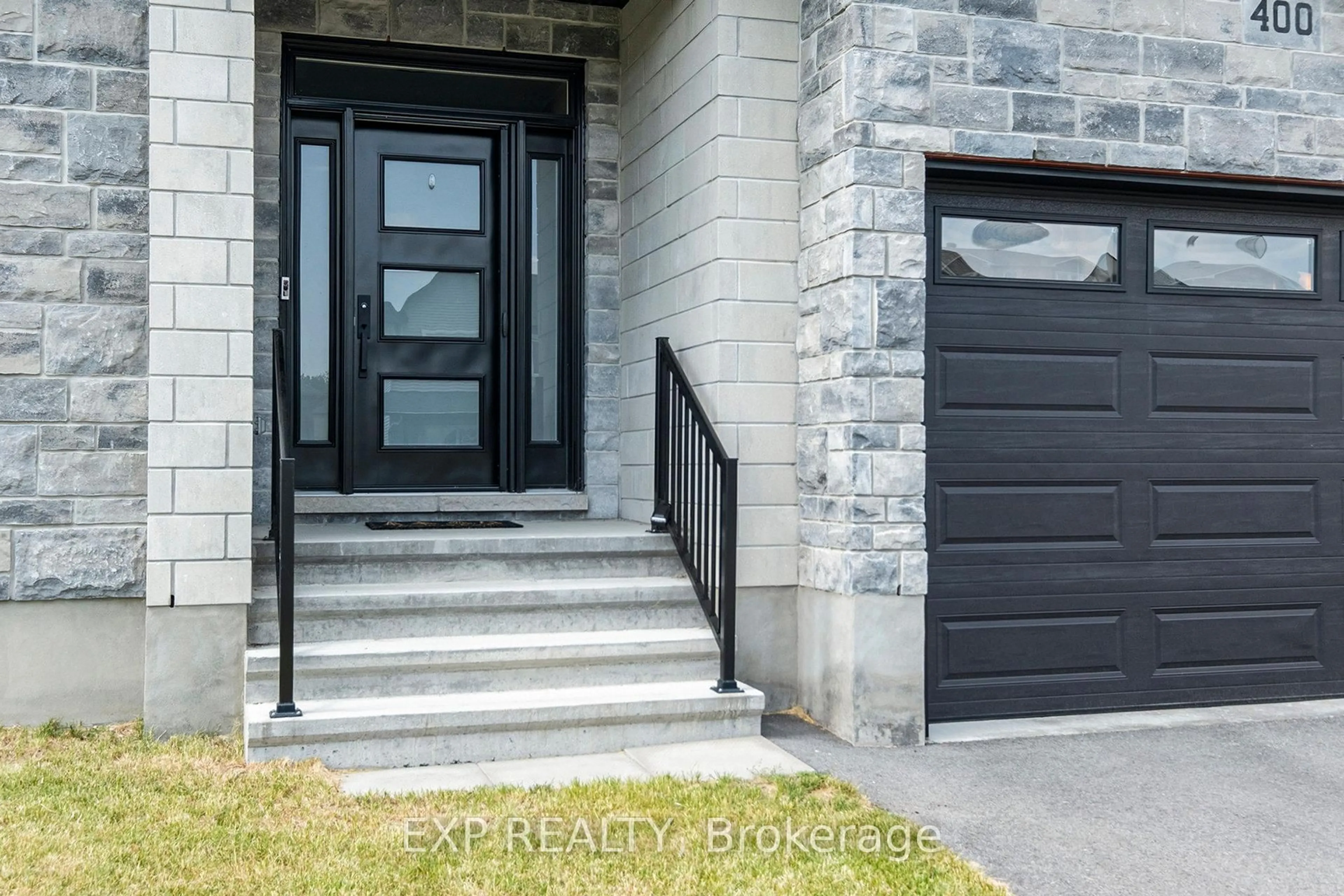 Indoor entryway for 400 Central Park Blvd, Russell Ontario K4R 0C6