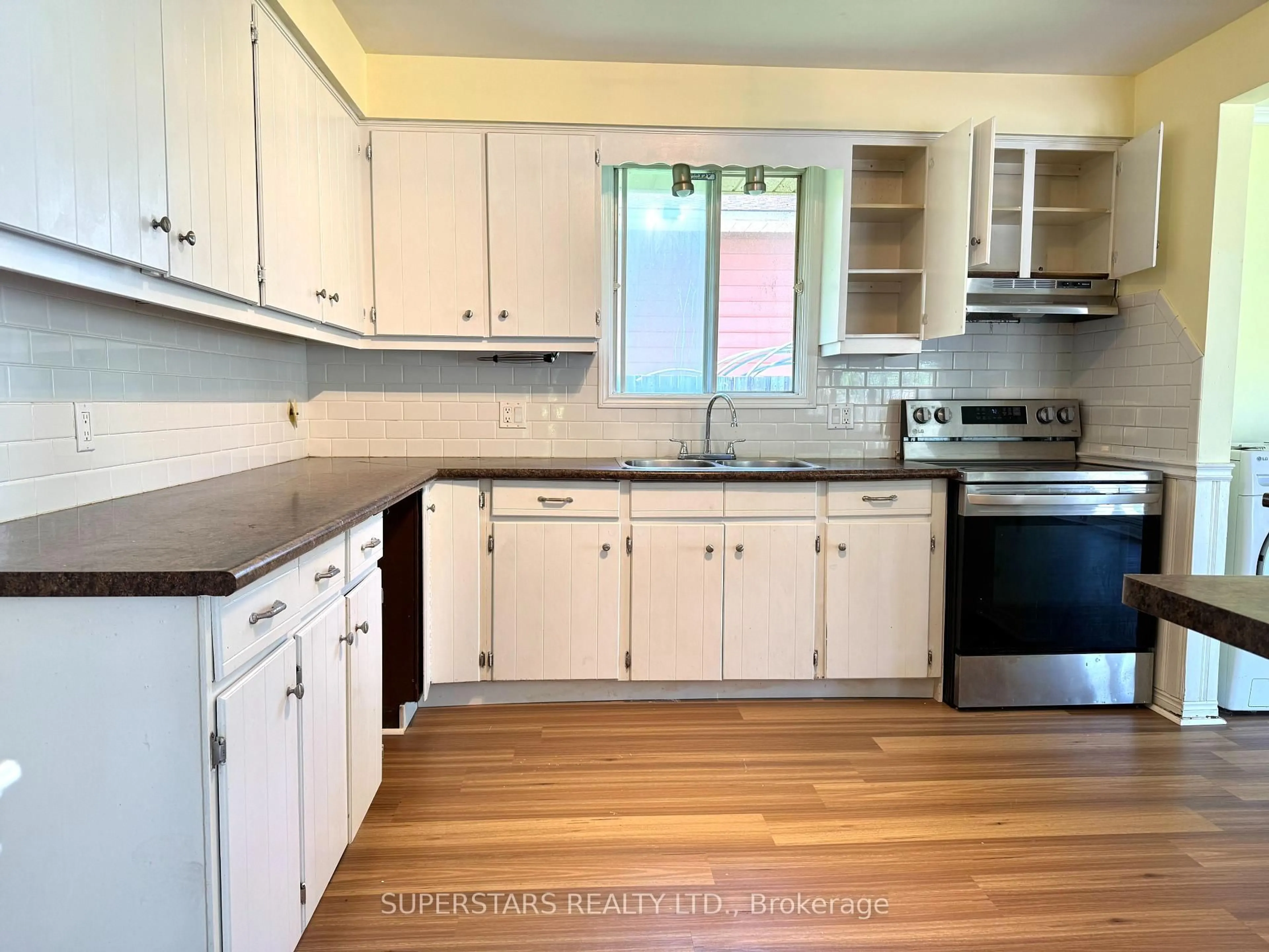 Standard kitchen, wood/laminate floor for 157 ROLLING ACRES Dr, Welland Ontario L3C 6K6