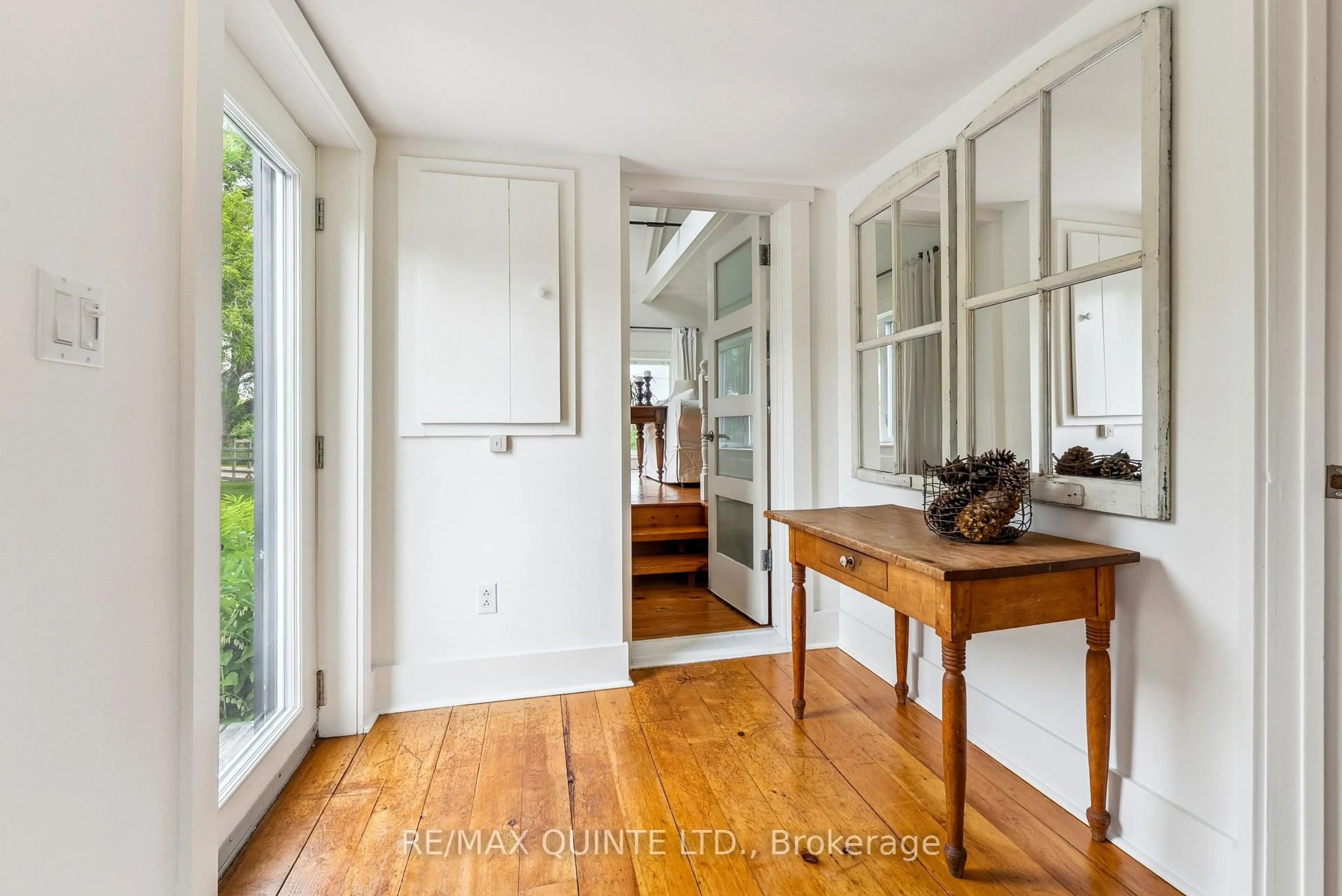 Indoor entryway for 891 Chase Rd, Prince Edward County Ontario K0K 1T0